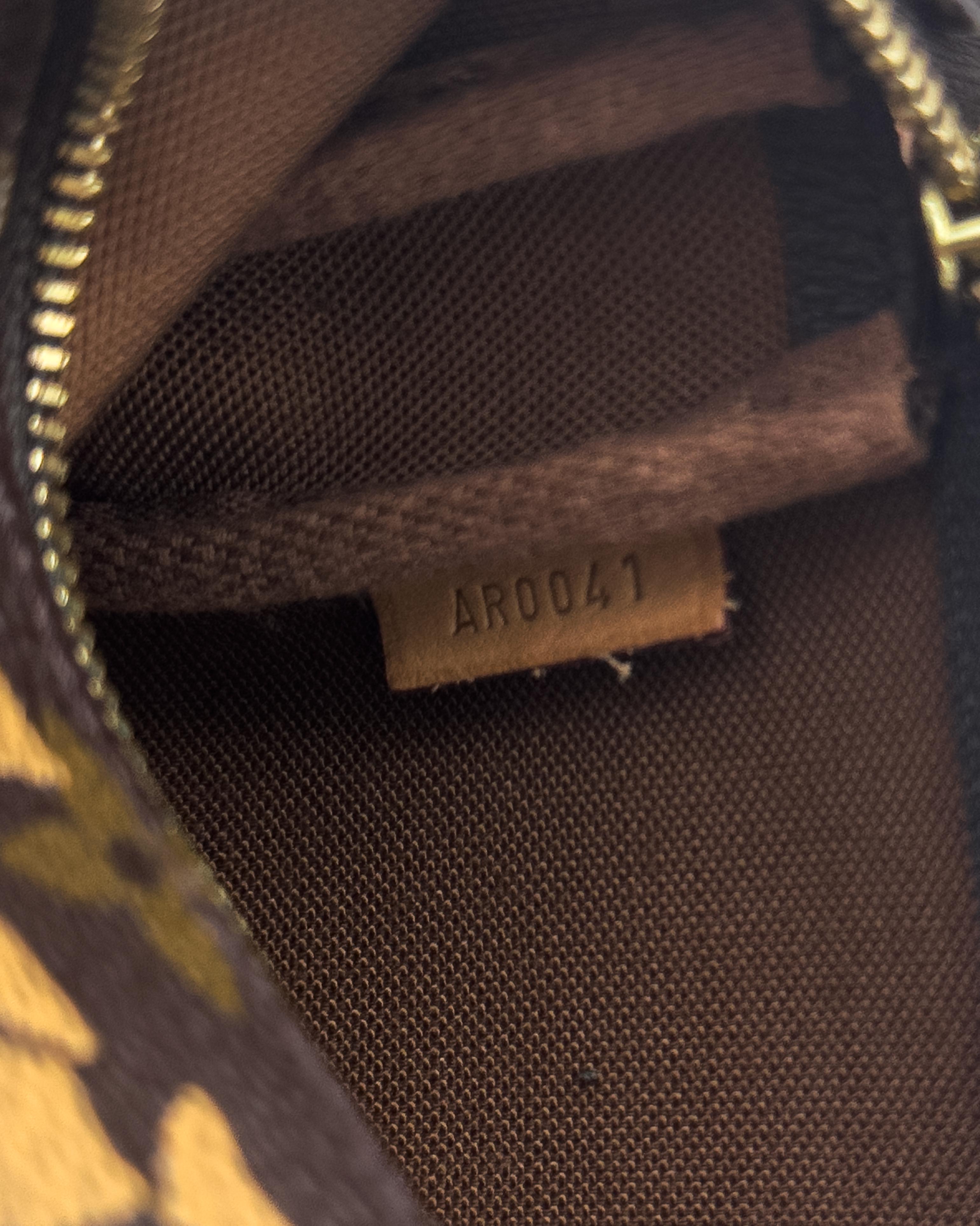2001 Louis Vuitton x Stephen Sprouse Graffiti Pochette Bag 2