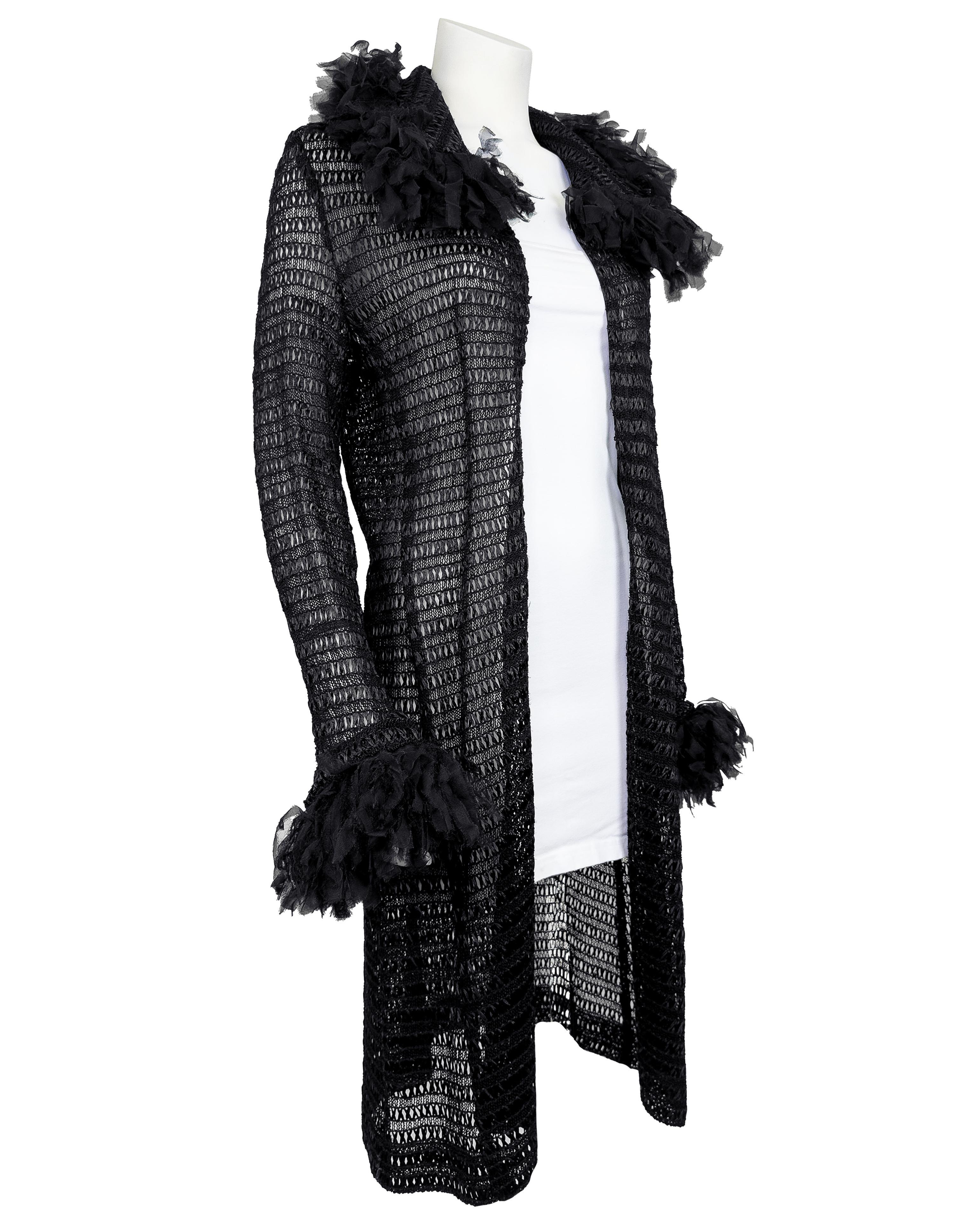 Magnifique et inhabituelle doudoune tissée du défilé Anna Sui printemps-été 2001. La matière tissée est une combinaison d'un fil rigide et d'une soie plus douce dans un style raphia. Les pièces de soie coupées le long des poignets et de l'encolure