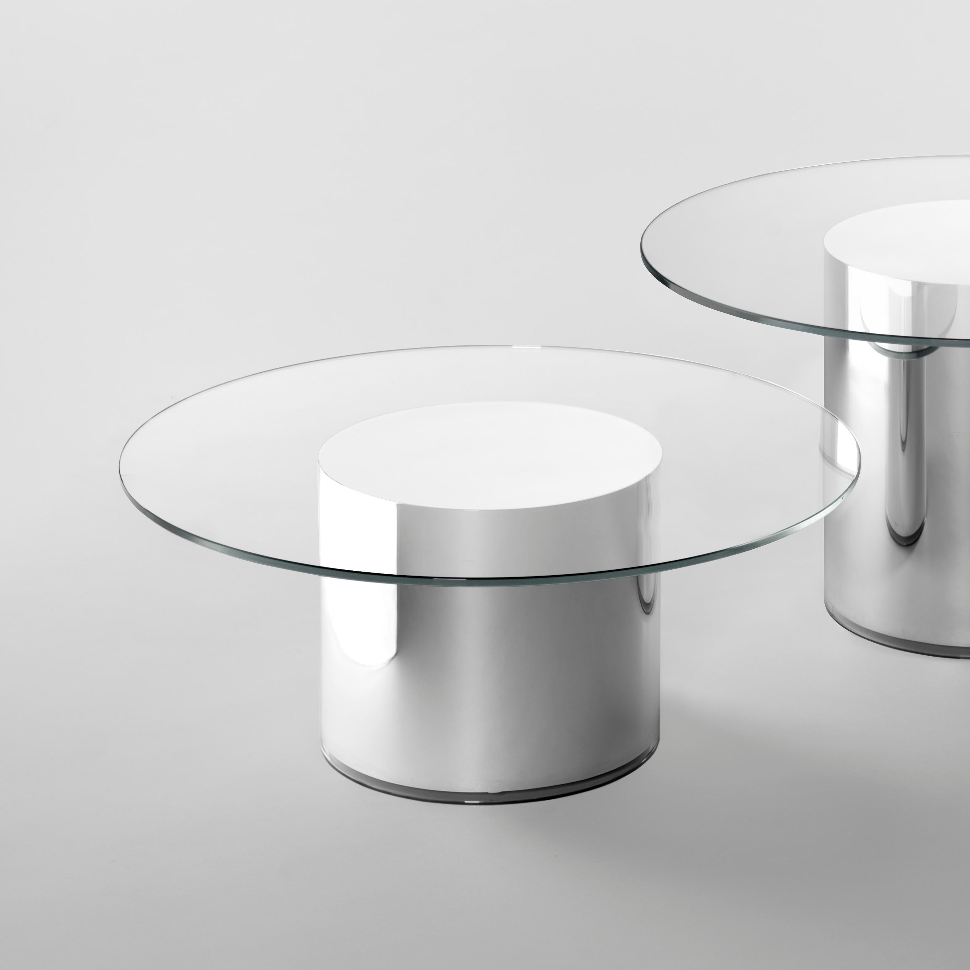 Les tables d'appoint 2001 sont composées d'un verre ultra-clair et d'une base miroir en tube pyrex, sans aucun raccord. La brillance métallique crée une illusion d'optique, évoquant un futur parfait n'appartenant pas au passé.

Un plateau en verre
