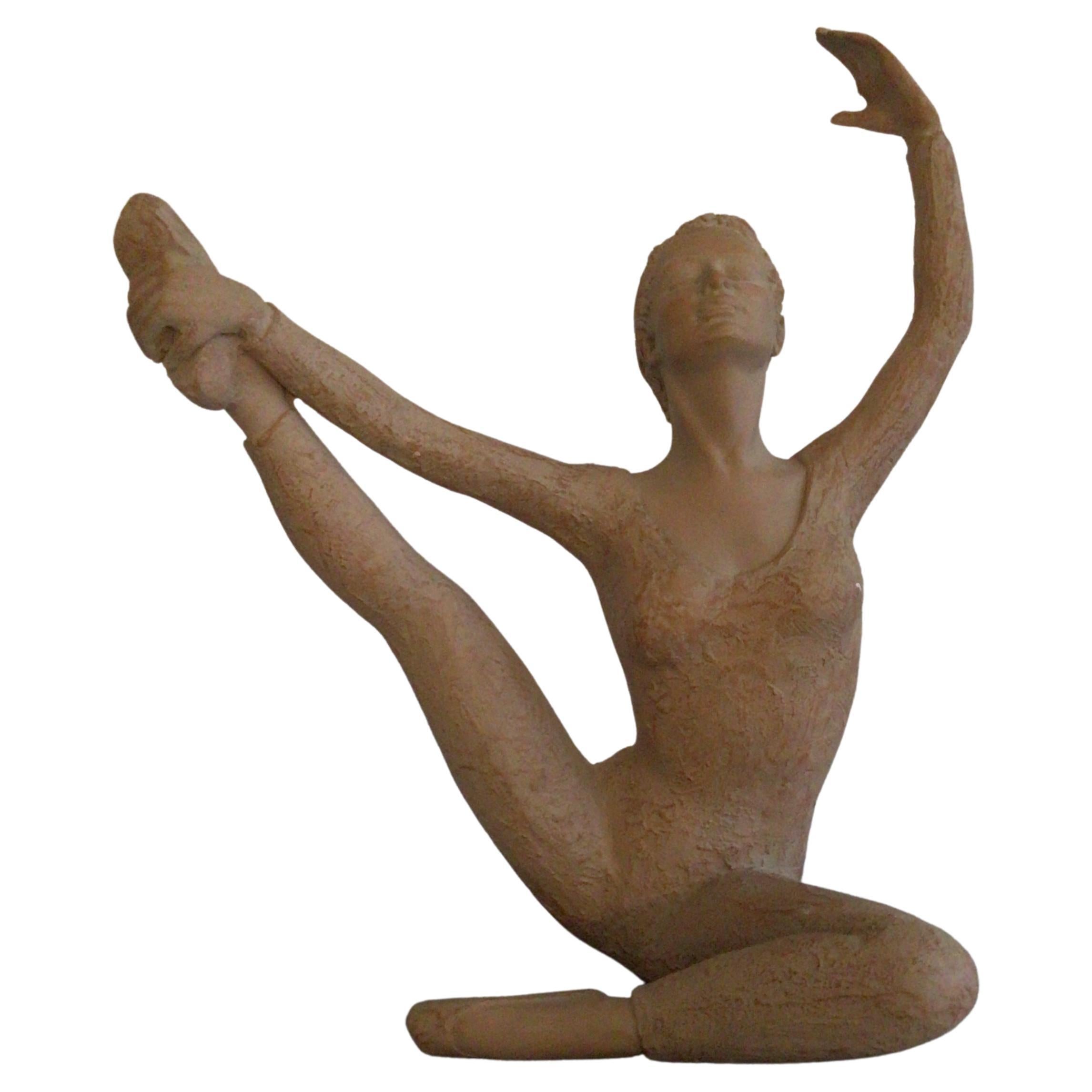 Terrakotta-Skulptur einer Ballerina-Tänzerin auf Holzsockel, gestempelt AMR, 2001