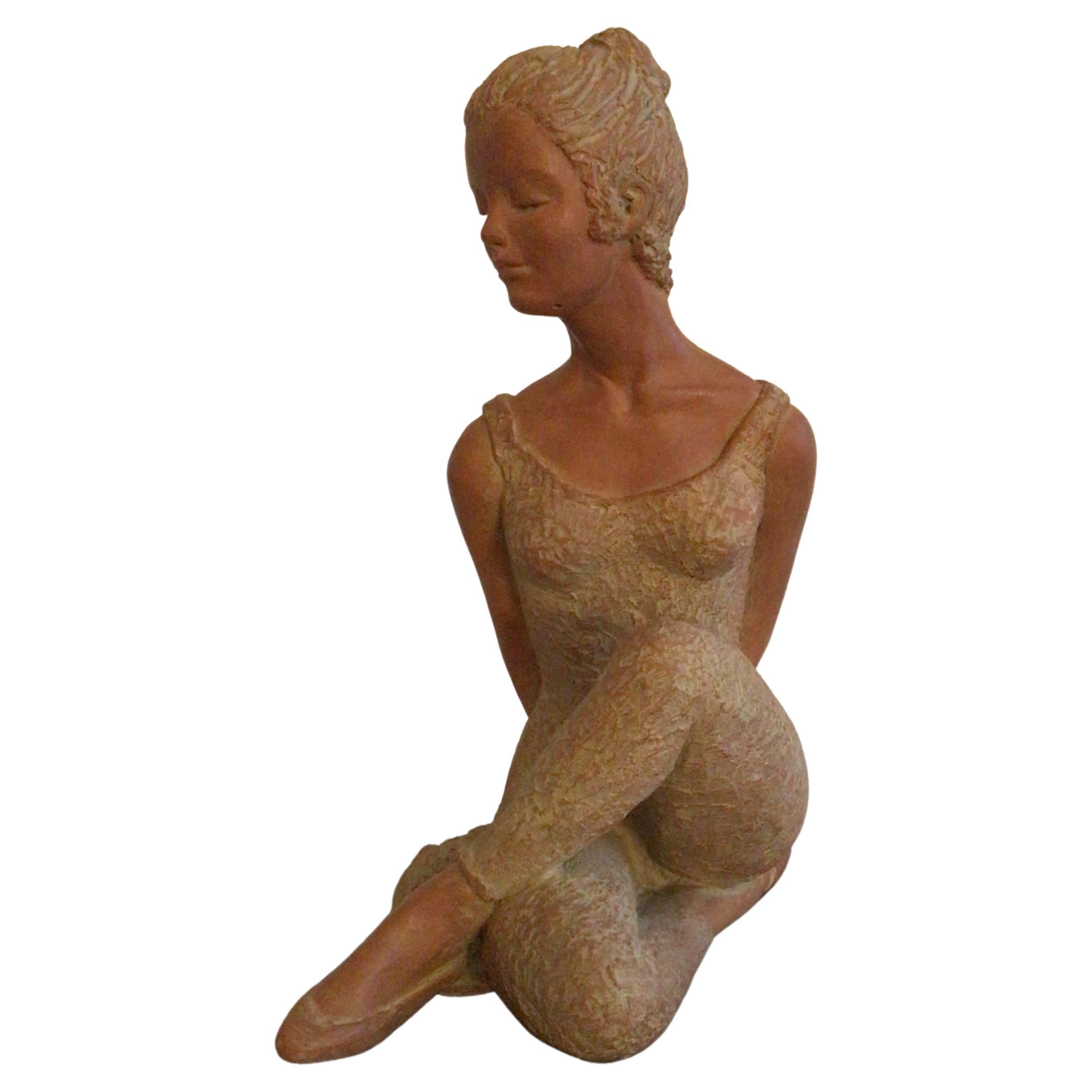 Terrakotta-Skulptur einer Ballerina-Tänzerin auf Holzsockel aus dem Jahr 2001  AMR gestempelt