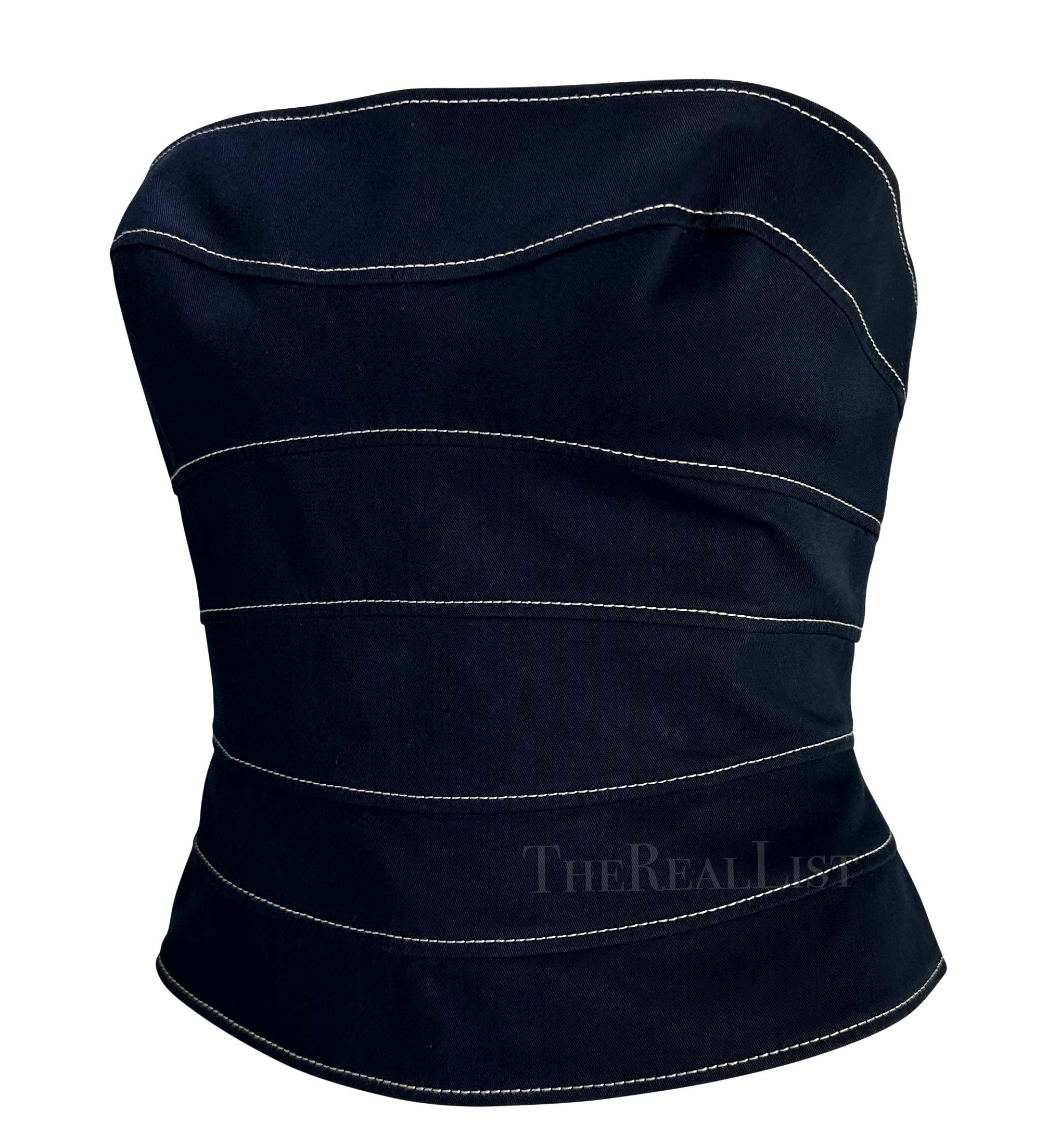 De principios de la década de 2000, este fabuloso top corsé sin tirantes de color azul marino de Thierry Mugler, diseñado por Manfred Mugler, está fabricado enteramente con paneles horizontales de color azul marino con pespuntes blancos. Esta