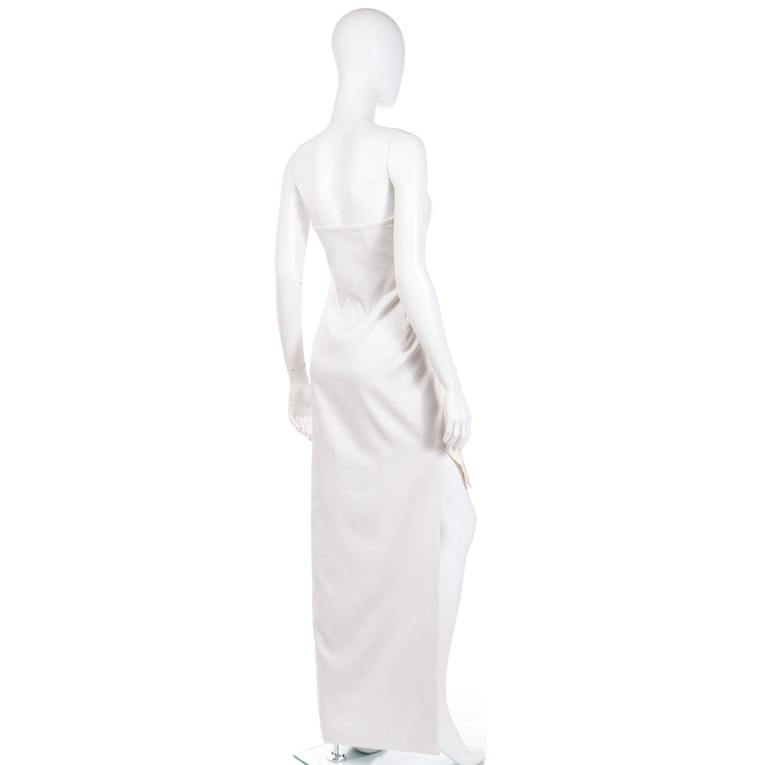 2001 Tom Ford for Yves Saint Laurent Robe blanche sans bretelles avec traîne en plumes noires Excellent état - En vente à Portland, OR