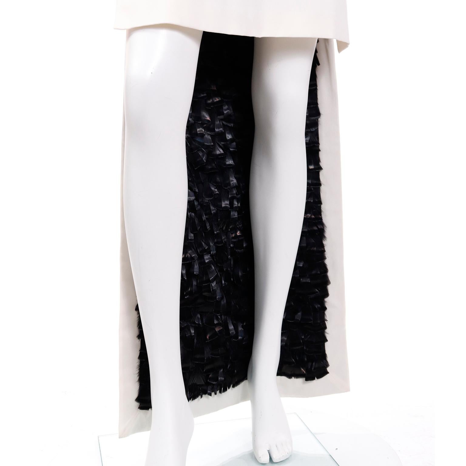 2001 Tom Ford for Yves Saint Laurent Robe blanche sans bretelles avec traîne en plumes noires en vente 1