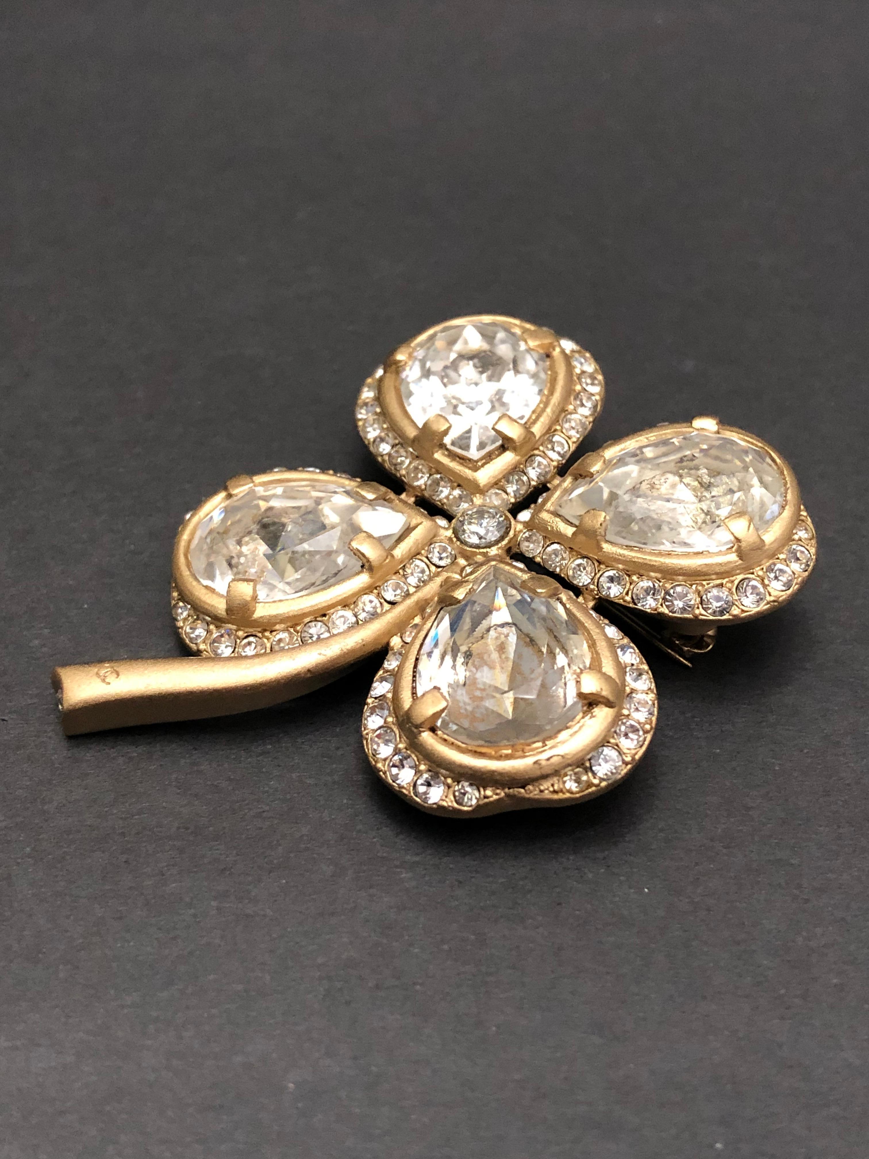 2001 Vintage CHANEL Rhinestone Clover Brooch Gold In Good Condition For Sale In Bangkok, TH