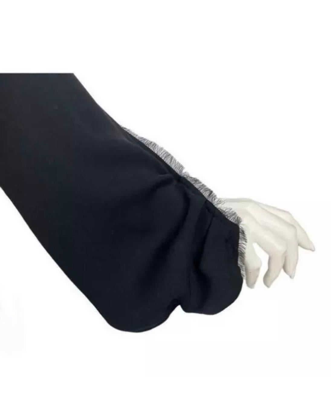 Robe noire bordée de franges Yves Saint Laurent by Tom Ford, 2001 Pour femmes en vente