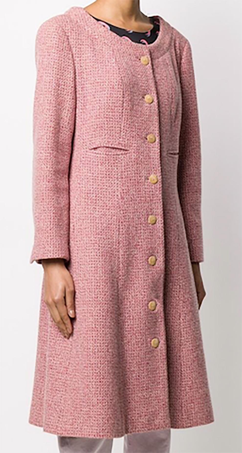 Chanel 2001s collarless flared midi coat jacket featuring a woven design, a collarless design, a front logo button fastening, long sleeves, button cuffs, front welt pockets, a flared skirt and a mid-length, a silk lining.
Composition: 100%cashmere