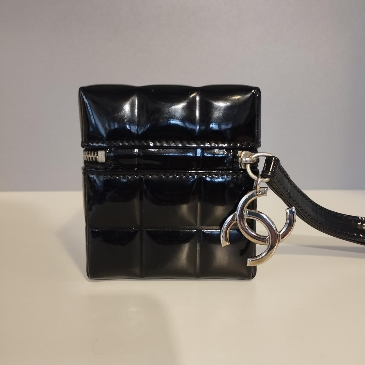 2002/2003 Period
Patent leather
Black color
Red internal textile
Metal logo
Zip closure
Can be carried as bracelet
Cm 8 x 8 x 9 (3,14 x 3,14 x 3,54 inches)
Extremely rare piece
With dustbag
Usage as in pictures
Free Express shipping via Fedex or DHL