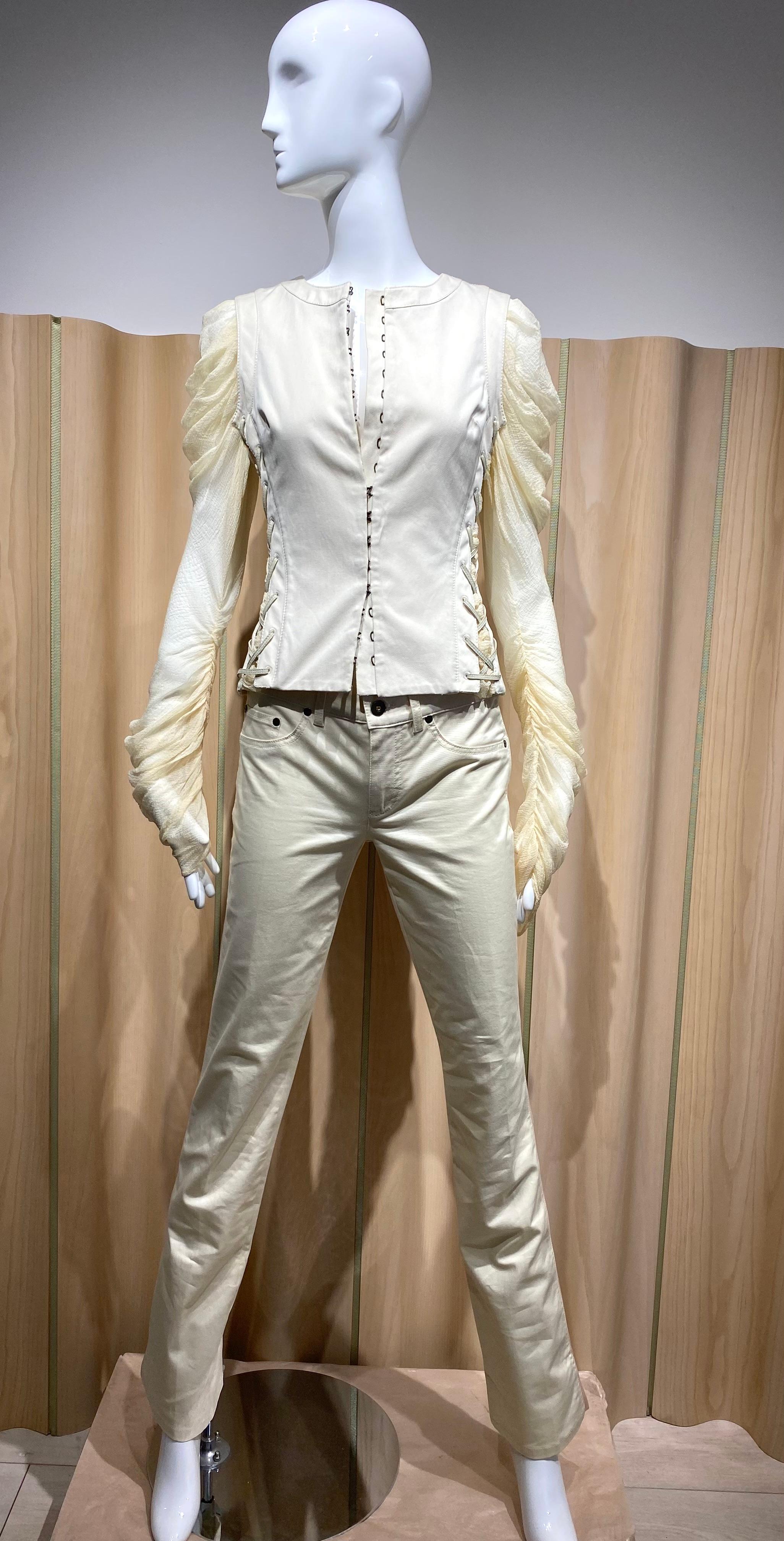 2002 Alexander McQueen blouse/top ou veste en soie crème ajustée à manches longues et pantalon en denim.
Taille 40IT, convient à US 2 ou 4/ Small
Mesure du haut 
Buste : 32' - 34