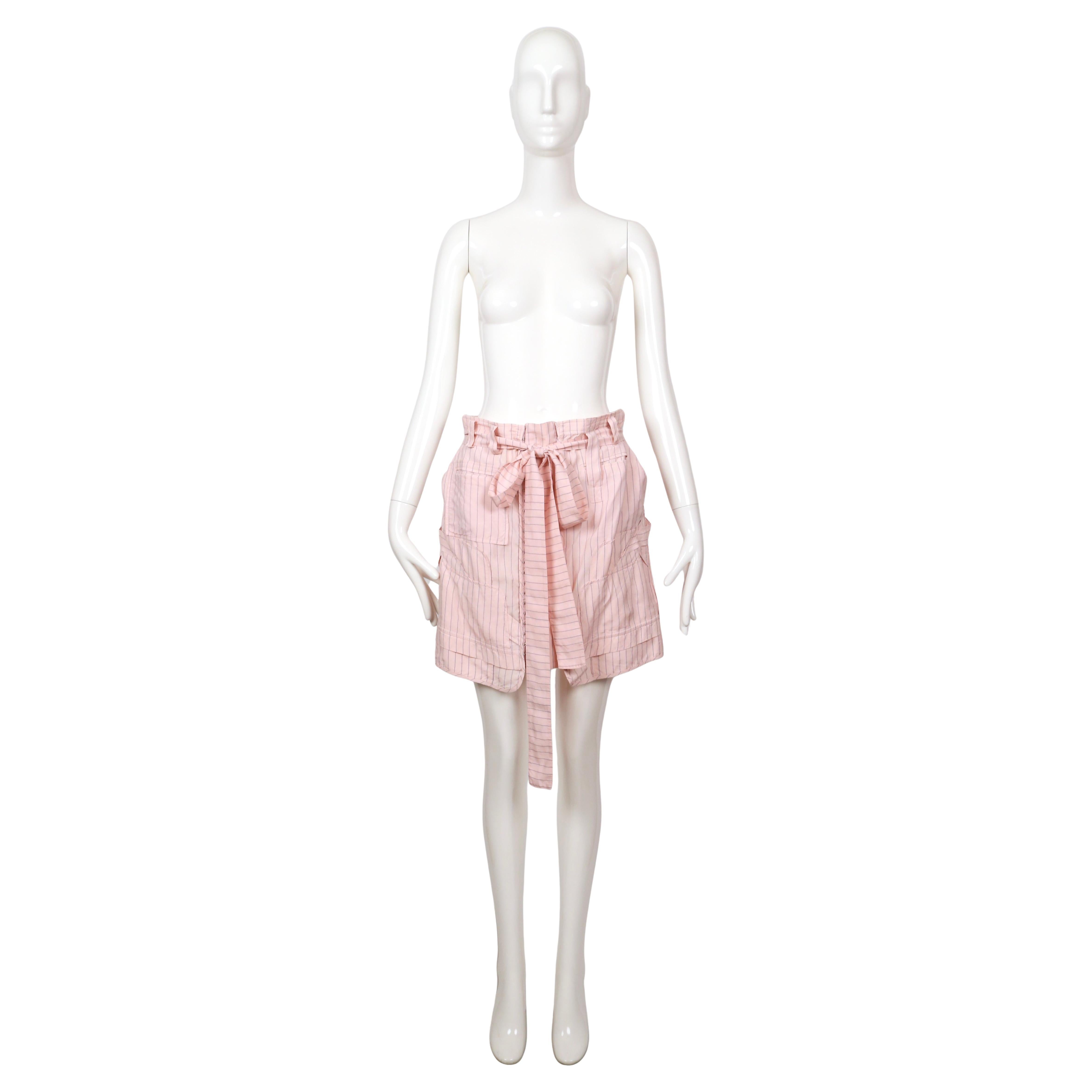 Rara gonna Balenciaga Le Dix della collezione primavera 2002 di Nicolas Ghesquière. Realizzato in un leggero misto seta-cupro rosa pallido con sottili gessature verticali, ha un taglio oversize con vita arricciata, passanti per la cintura e una