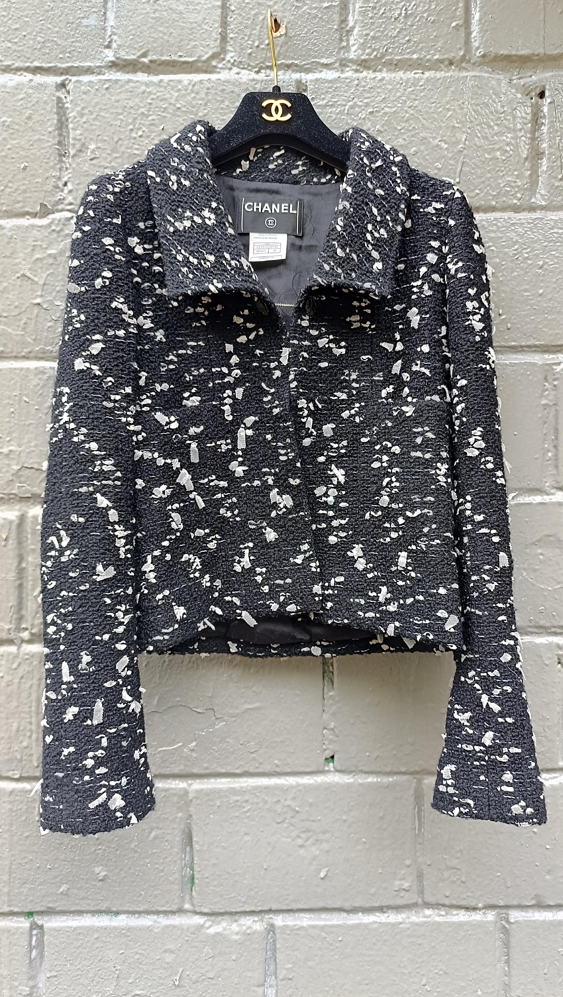 2002 Chanel 02A Combinaison veste / jupe en tweed Tulle Confetti Runway en vente 6