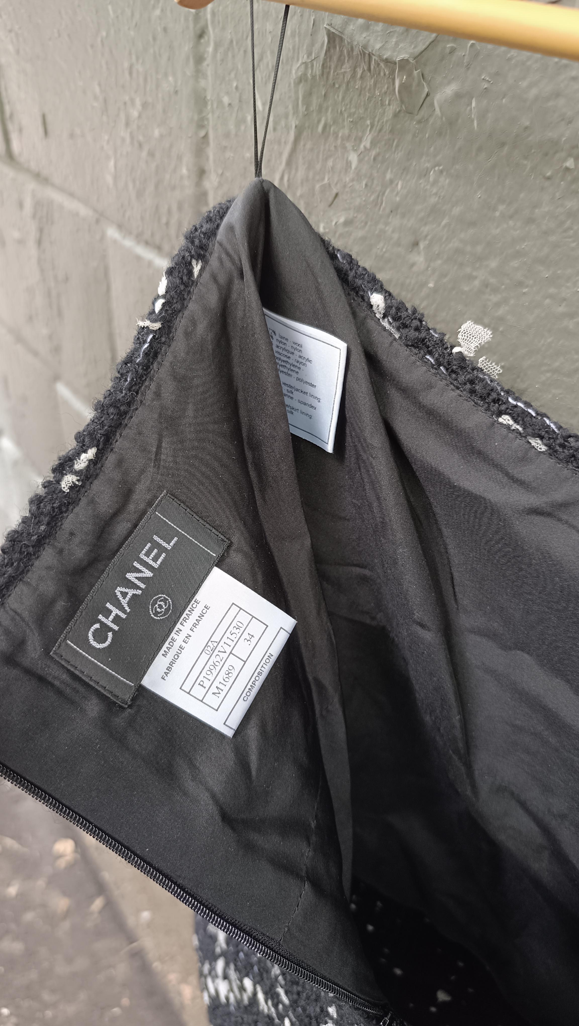 2002 Chanel 02A Combinaison veste / jupe en tweed Tulle Confetti Runway en vente 8