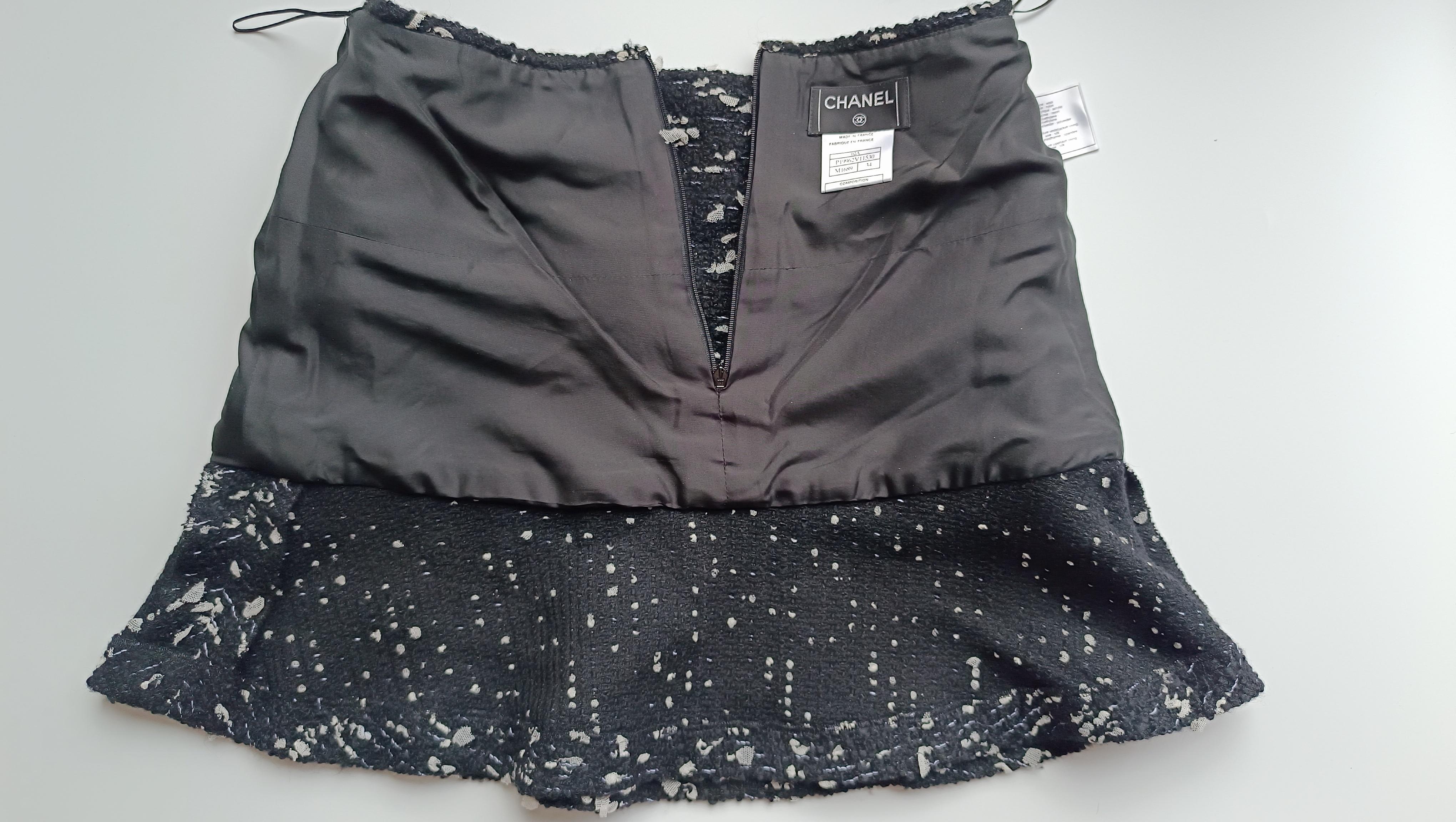 2002 Chanel 02A Combinaison veste / jupe en tweed Tulle Confetti Runway en vente 9