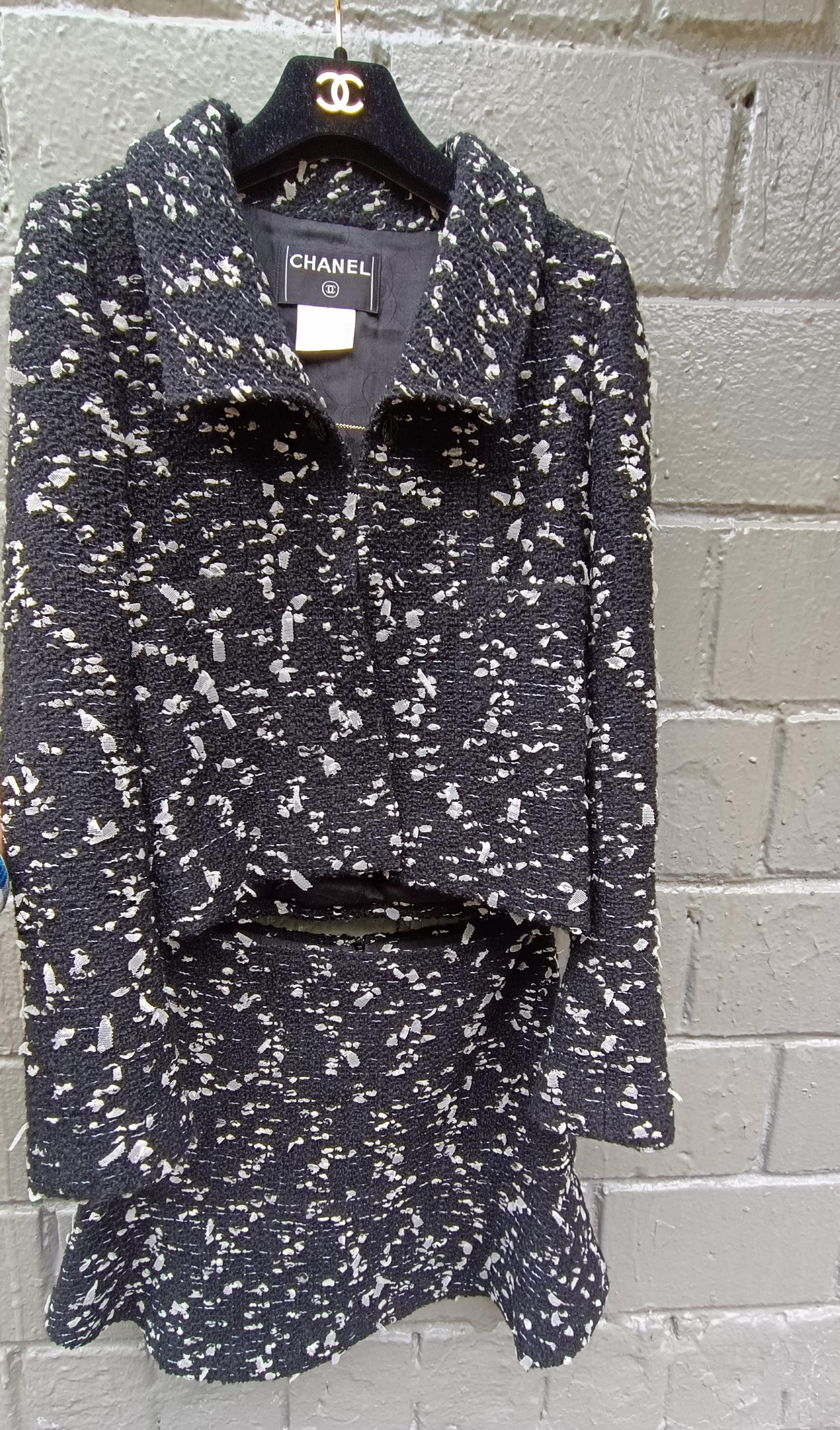 2002 Chanel 02A Combinaison veste / jupe en tweed Tulle Confetti Runway en vente 10