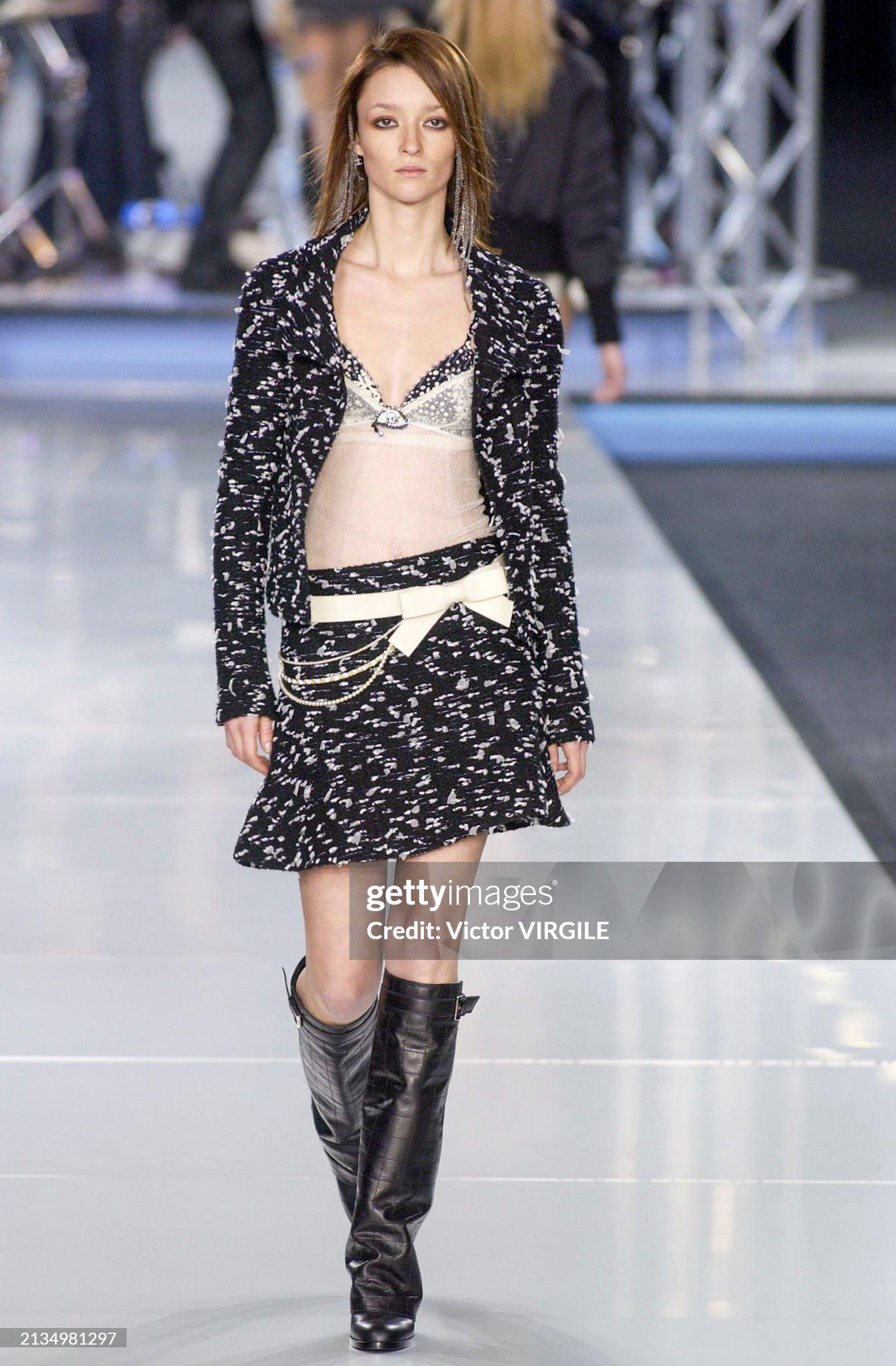 2002 Chanel 02A Combinaison veste / jupe en tweed Tulle Confetti Runway
Karl Lagerfeld pour Chanel
Collectional : Prêt-à-porter Chanel automne/hiver 2002

Pays de production : France
Chanel Style : 02A / P19962V11530 / M1689
Tel que vu sur la