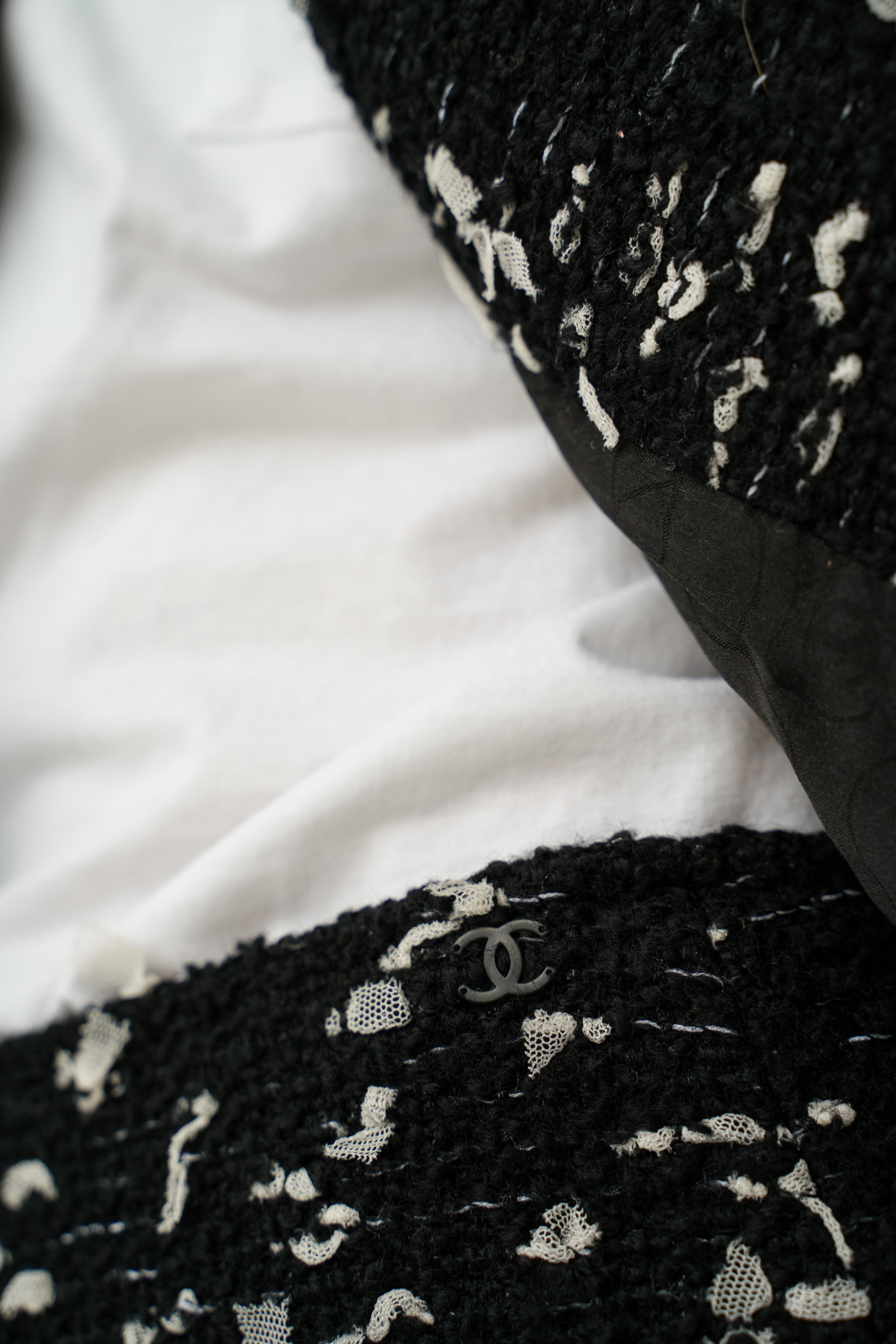 2002 Chanel 02A Combinaison veste / jupe en tweed Tulle Confetti Runway en vente 4