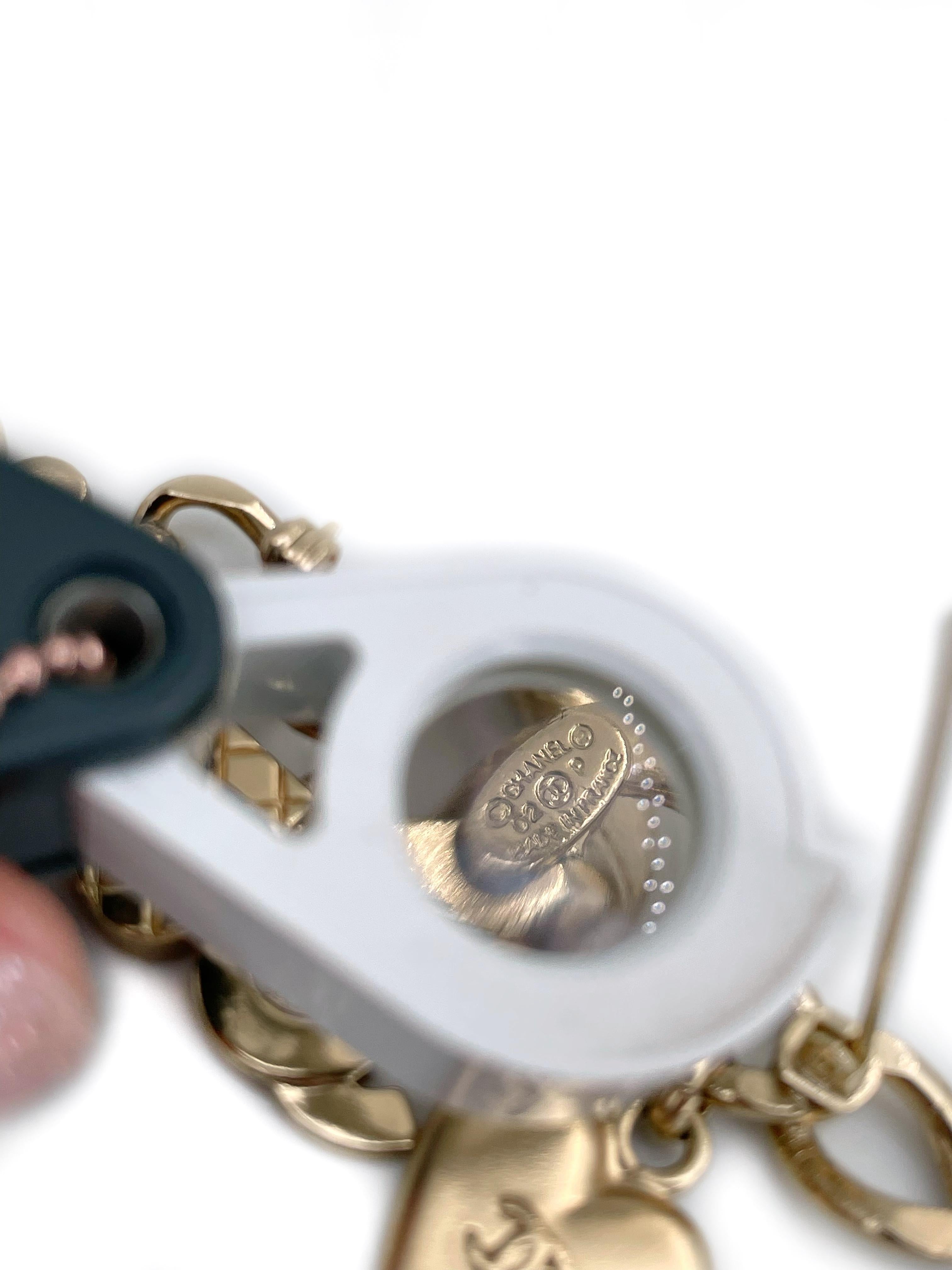 2002 Chanel 02P Goldfarbene CC Logo Herz Nummer Fünf Kleeblatt Charm Bar Brosche im Zustand „Gut“ in Vilnius, Vilniaus apskr.