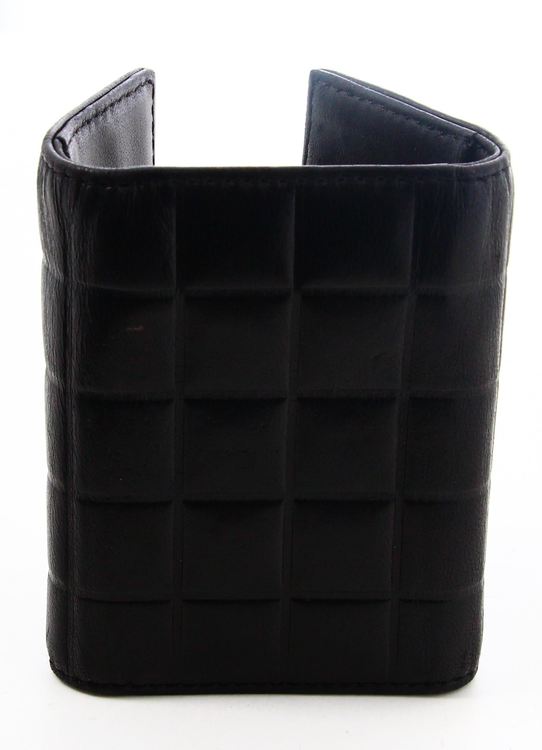 2002 Porte-clés en cuir noir de Chanel

- Très bon état. Présente de très légères traces d'usure au fil du temps.
- Porte-clés Chanel 
- Cuir noir 
- Intérieur en cuir noir avec deux poches 
- Logo doré de Chanel