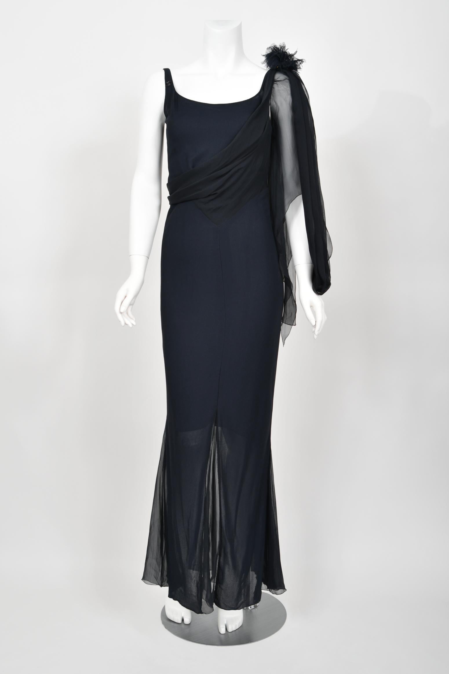 2002 Chanel Cruise Collection Mitternachtsblaues Seiden-Chiffon-Kleid mit schrägem Schnitt im Angebot 11