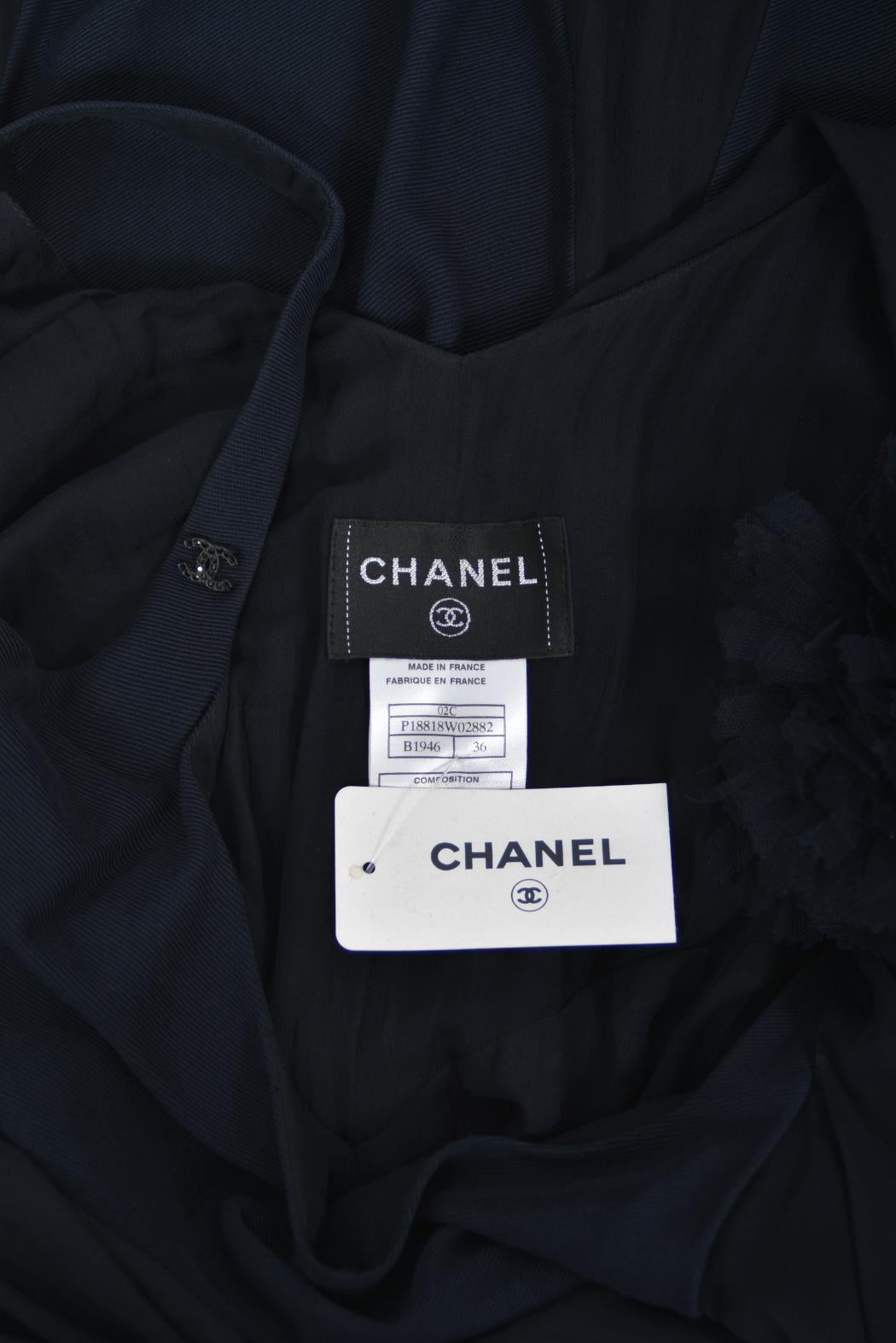2002 Chanel Cruise Collection Mitternachtsblaues Seiden-Chiffon-Kleid mit schrägem Schnitt im Angebot 15