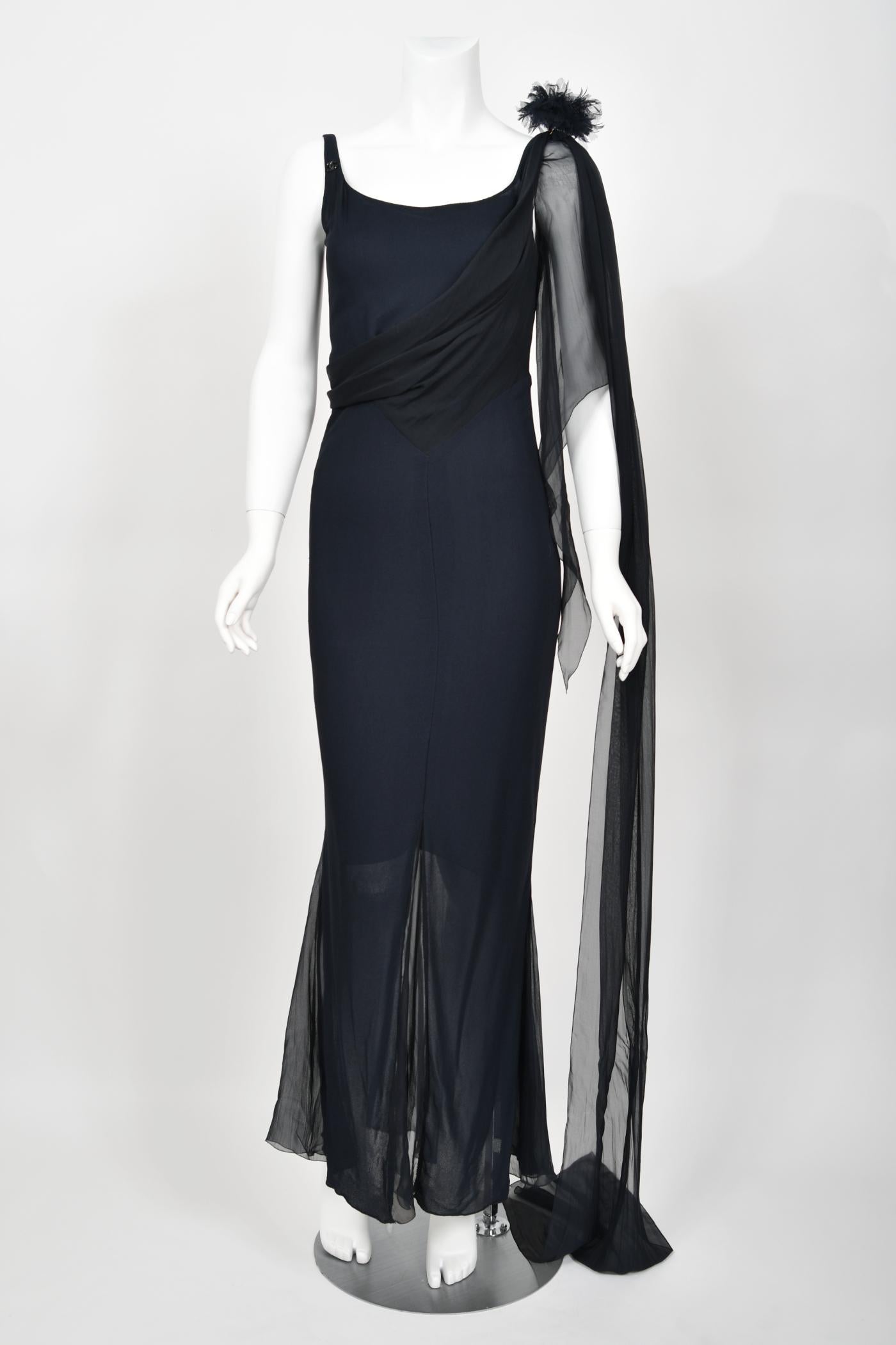 2002 Chanel Cruise Collection Mitternachtsblaues Seiden-Chiffon-Kleid mit schrägem Schnitt im Angebot 6