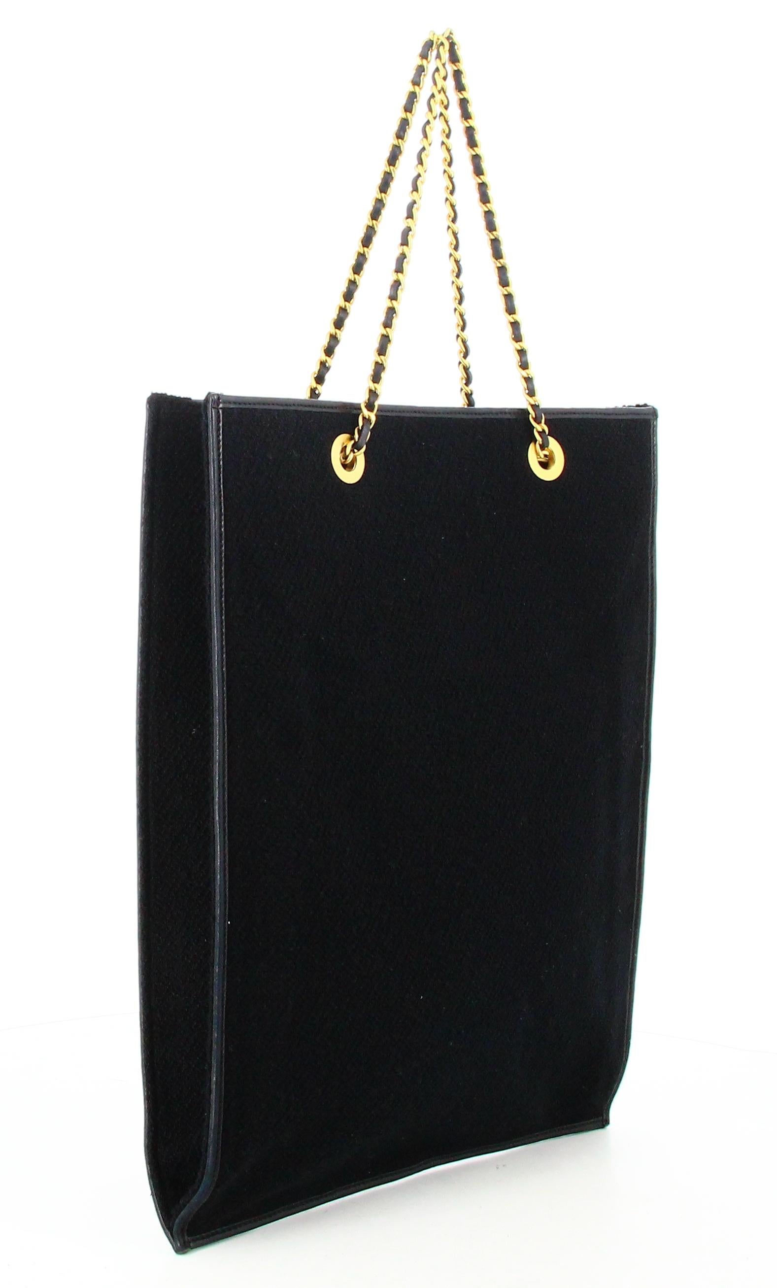 2002 Chanel Flat Handbag Black In Good Condition For Sale In PARIS, FR