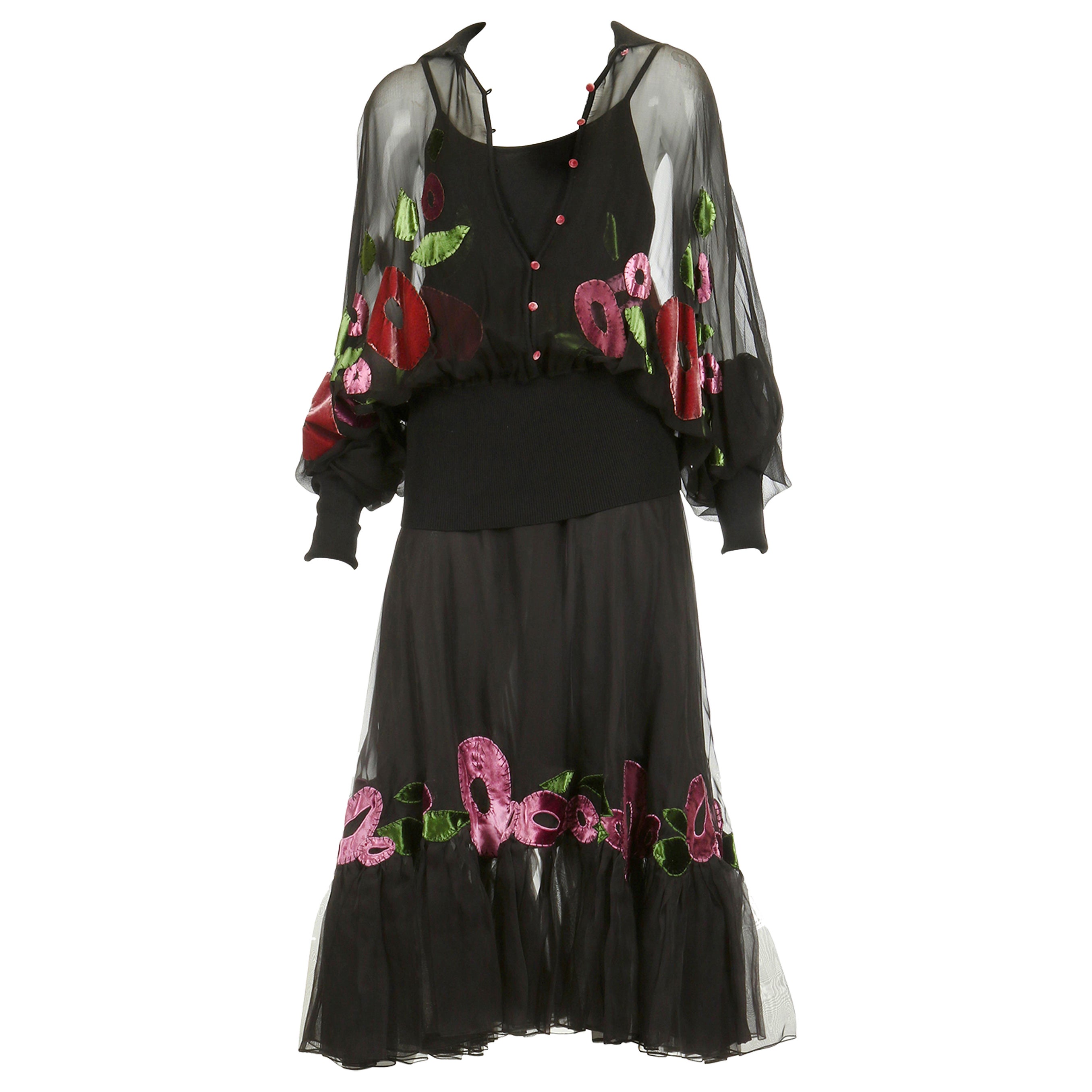 2002 Christian Dior by John Galliano Conjunto de 3 piezas -falda, camisola y blusa- con apliques florales abstractos de terciopelo de seda a juego en cada pieza: una falda de organza de seda negra con adornos de volantes, una blusa negra  camisola