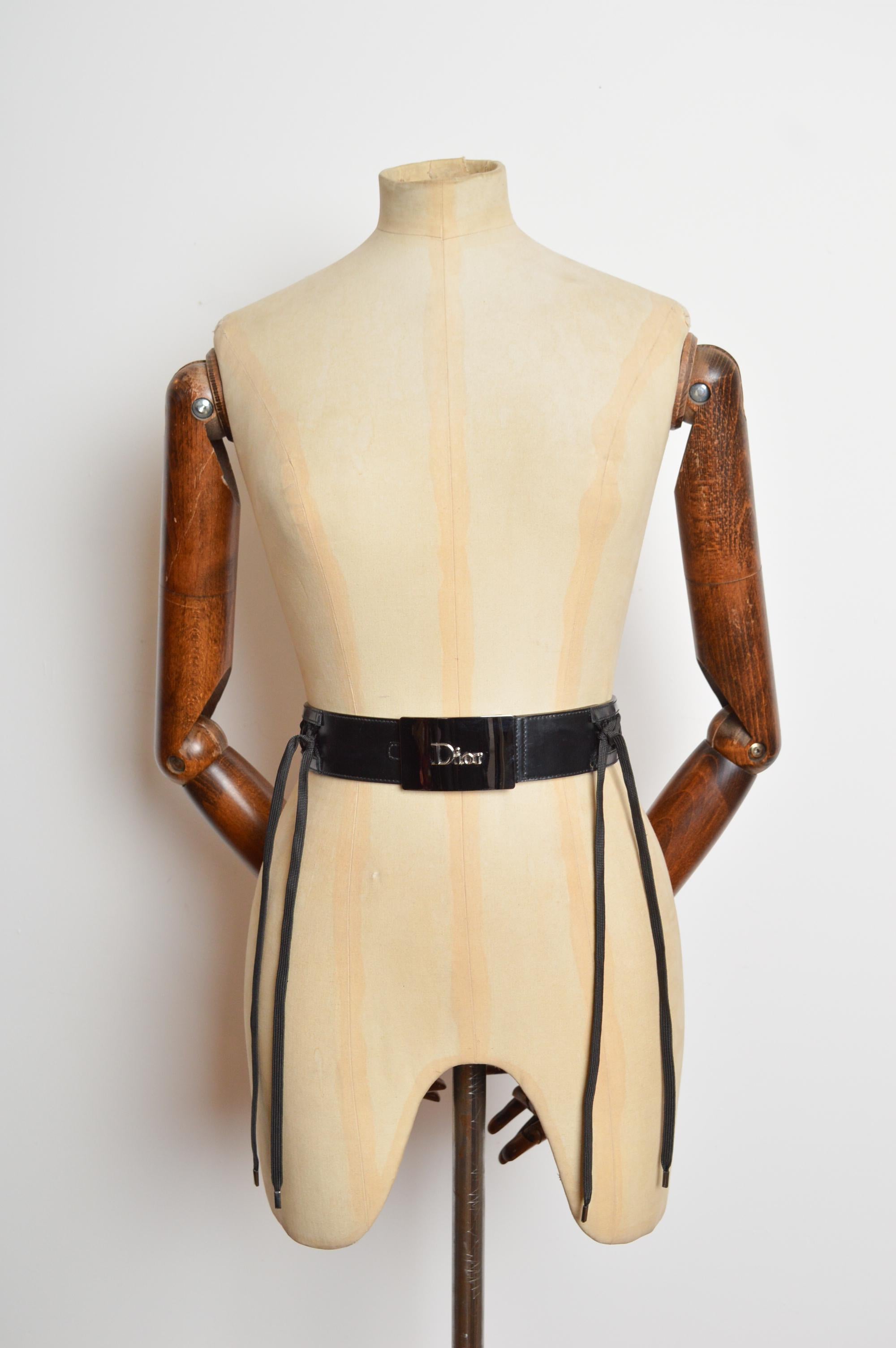 Una favolosa cintura di Christian Dior by John Galliano del 2002, appartenente all'iconica collezione 