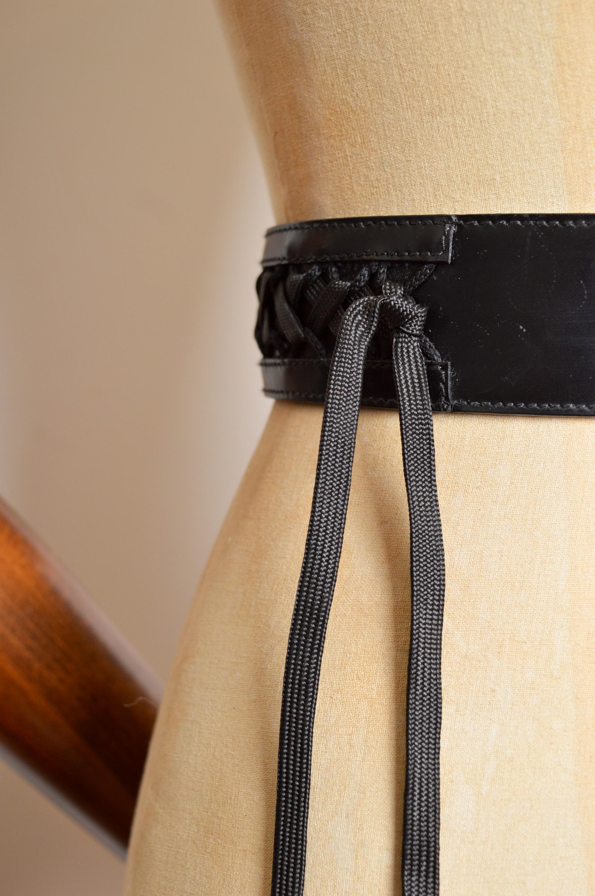 2002 Christian Galliano for Christian Dior 'Admit It' Cintura a corsetto in pelle nera in vendita 1