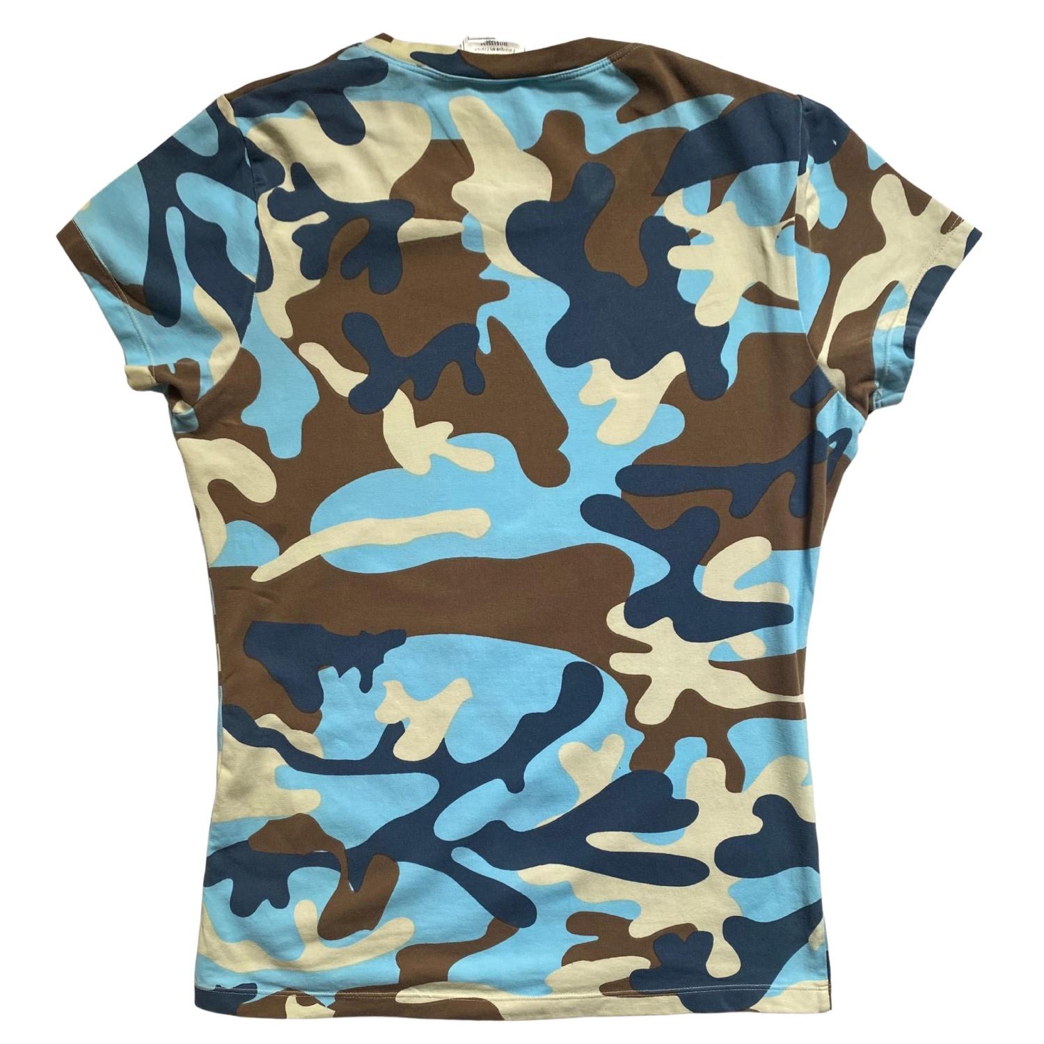 Rara T-Shirt Christian Dior Blue-Green Camo - Galliano Era SS 2002 Y2K Vintage

Possiedi un pezzo di storia di Dior con questa rarissima T-shirt mimetica blu-verde dell'era Primavera/Estate 2002 di John Galliano.

Prodotto in un numero molto