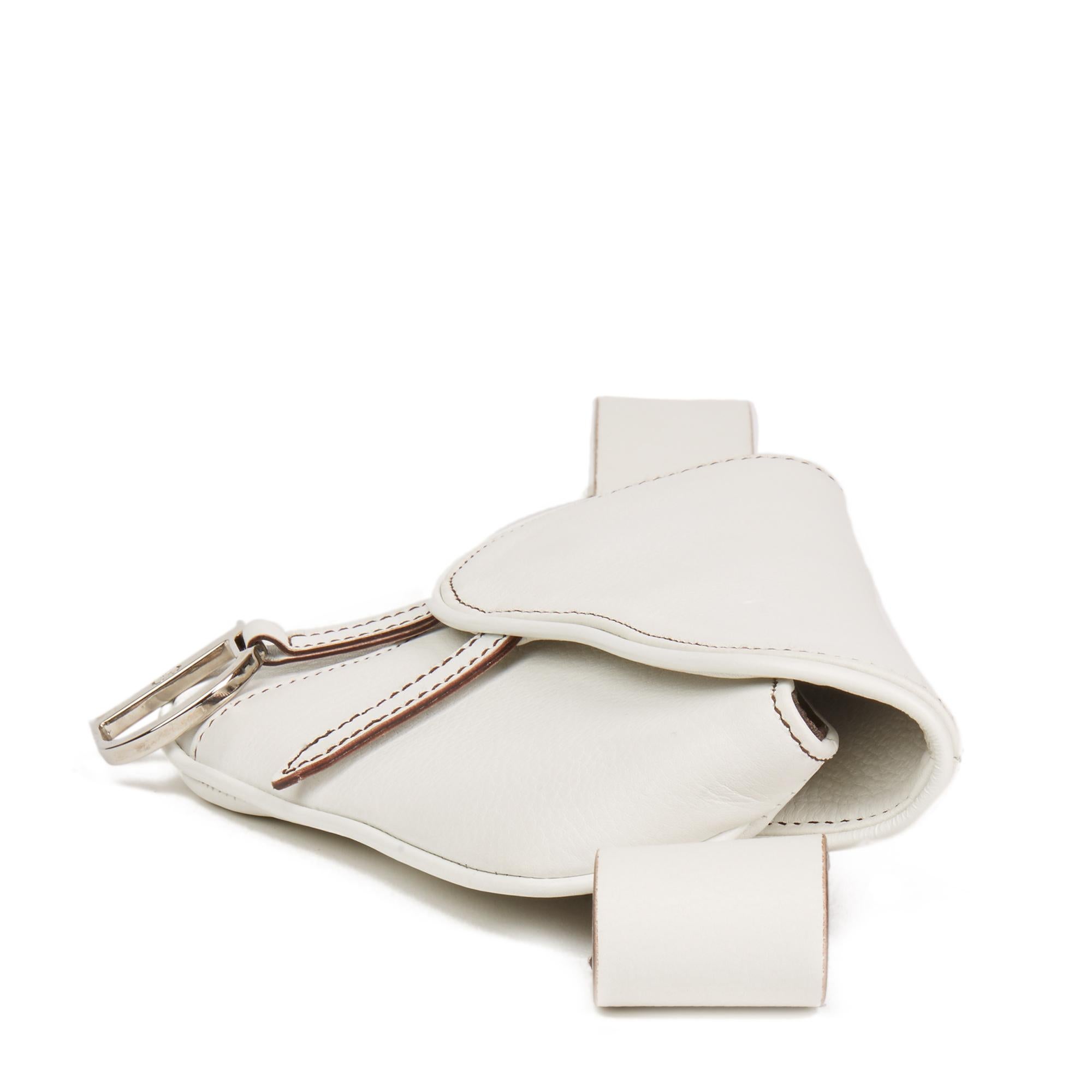 CHRISTIAN DIOR
White Calfskin Leather Saddle Belt Bag

Reference: HB2456
Serial Number: 06BM-1022
Age (Circa): 2002
Authenticity Details: Date Stamp (Made in Italy)
Gender: Ladies
Type: Belt Bag

Colour: White
Hardware: Silver
Material(s): Calfskin