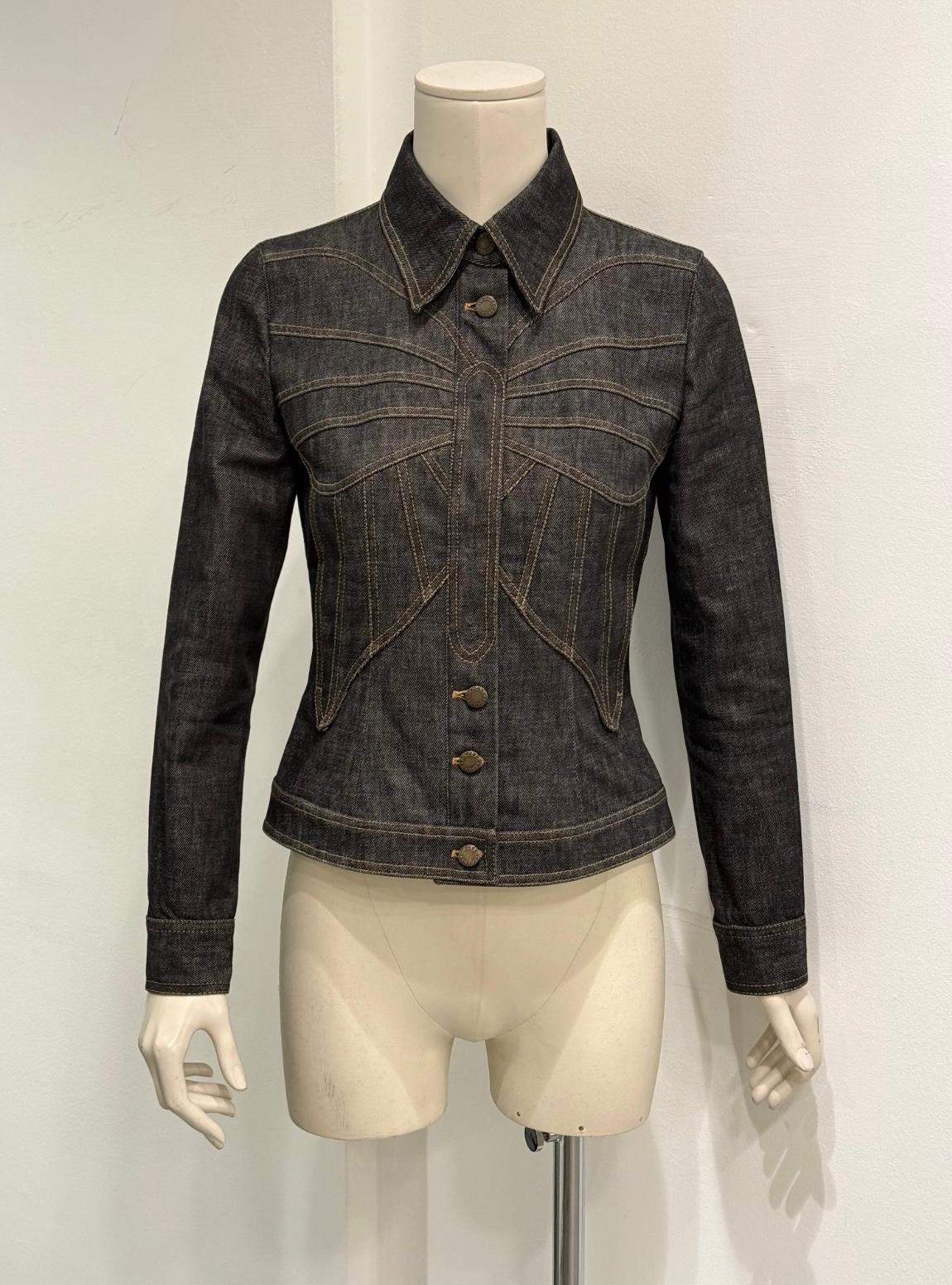 2002 Dolce & Gabbana: giacca in denim con farfalla

Questa giacca in denim del 2002 di Dolce & Gabbana è caratterizzata da una sorprendente cucitura a farfalla sul pannello frontale, un segno distintivo della sartoria ultra-femminile del marchio dei