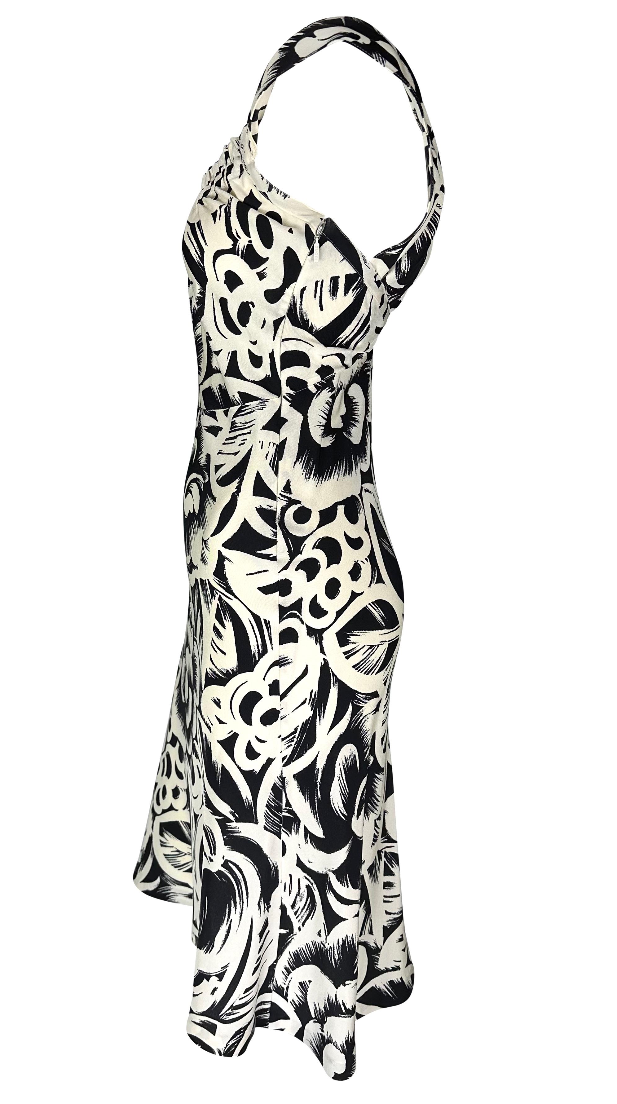 2002 Gucci by Tom Ford Abstraktes Schwarz-Weißes Seidenkleid mit Blumenmuster und Logodruck im Zustand „Gut“ im Angebot in West Hollywood, CA
