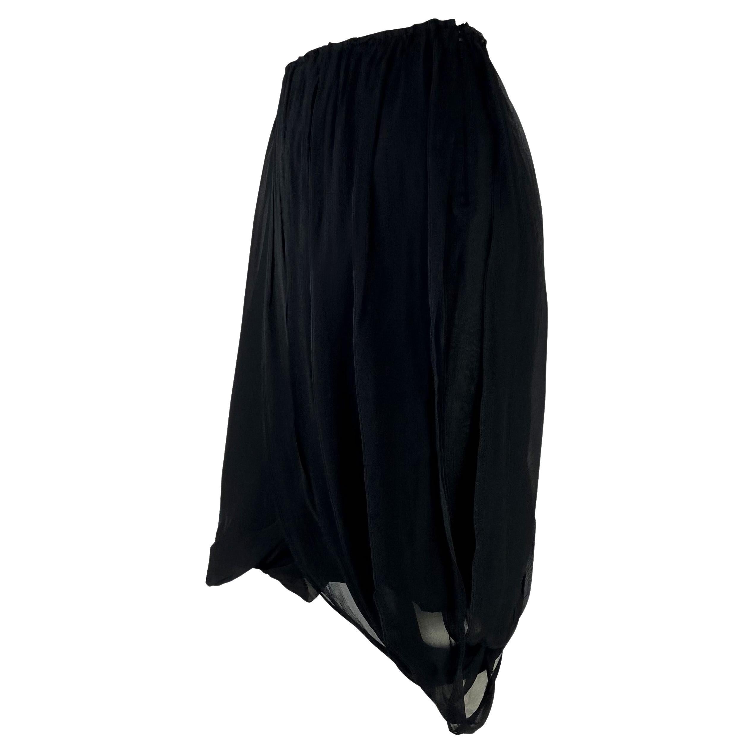 Présentation d'une magnifique jupe Gucci en mousseline de soie noire, dessinée par Tom Ford. Datant de 2002, cette jupe est drapée de légères couches de mousseline de soie qui se balancent à chaque mouvement. 

Mesures approximatives :
Taille -