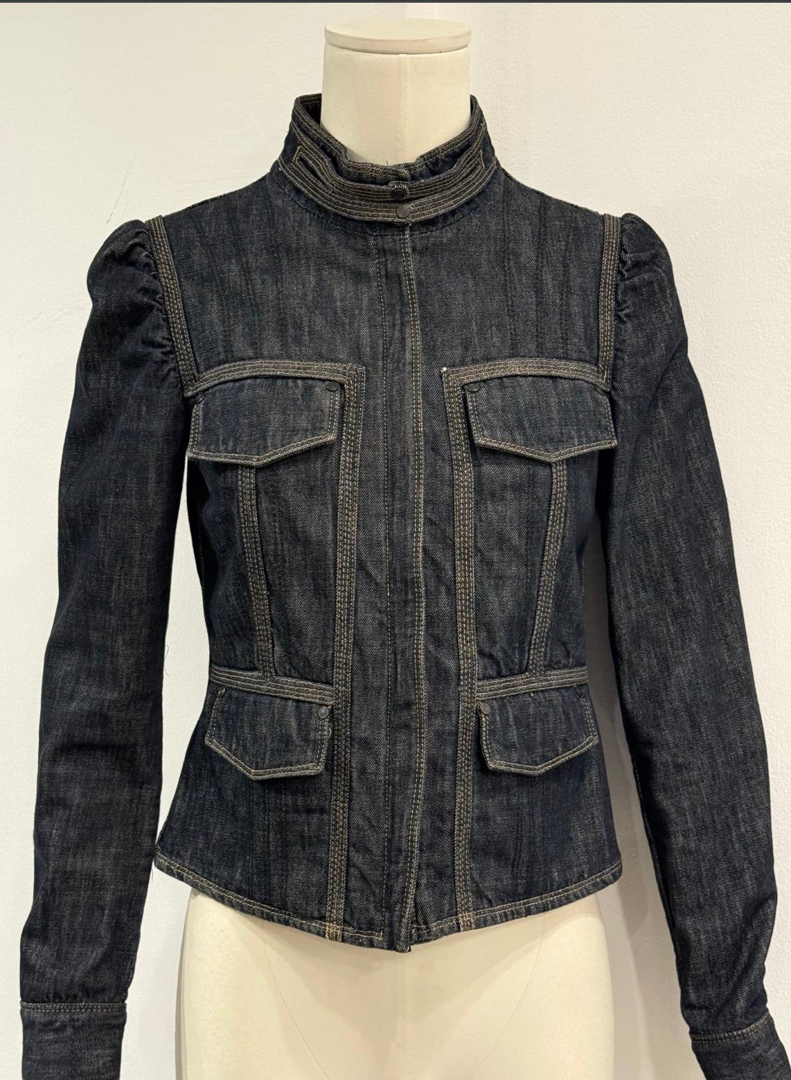 Veste en jean d'officier militaire Gucci by Tom Ford

Cette veste Gucci de l'époque Tom Ford réinterprète le tailleur militaire en denim indigo foncé. Doté d'un col officier haut, d'épaules structurées et de quatre poches à rabat sur le devant, il