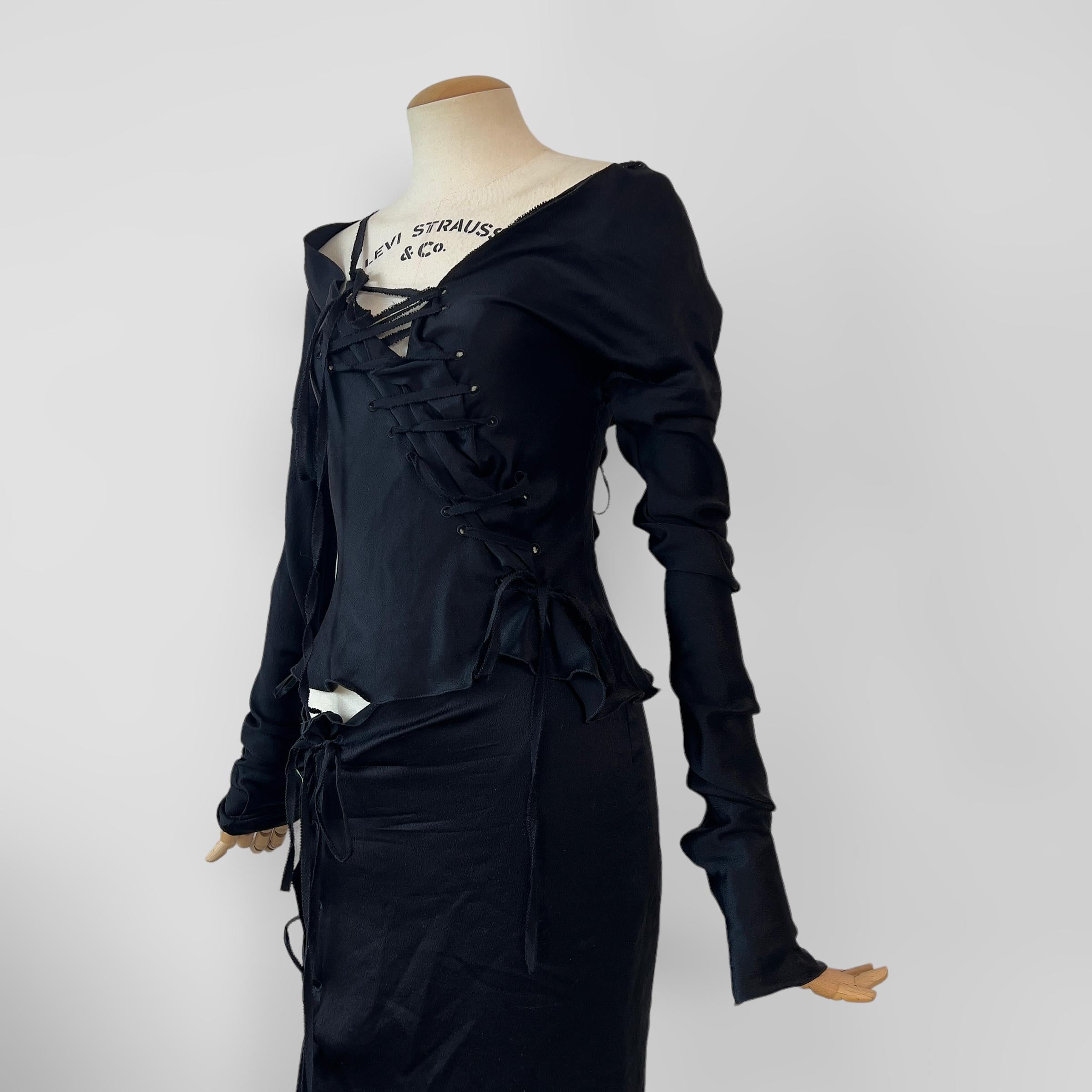 Top da passerella Gucci by Tom Ford 2002 con gonna abbinata. Incredibile set raro che è tenuto insieme da corde. 

Taglia: IT 42, il top veste circa S e la gonna circa M.
Condit: 8,5/10, Ottime condizioni d'uso con minimi segni di utilizzo. La parte