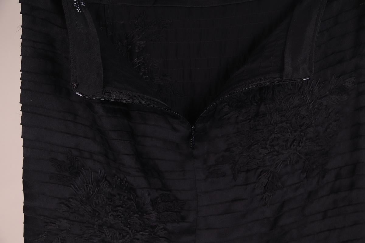 Gucci Tom Ford 2002 Silk Skirt

size 40

excellent condition, some spots are worn due to design features, see photo

Waist 76 cm → 29.92 in

Length 55 cm → 21.65 in

Hips 86 cm → 33.86 in

