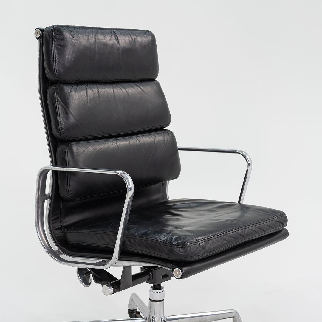 2002 Herman Miller Grupo Eames de aluminio Silla de oficina de cuero con acolchado blando en venta 4