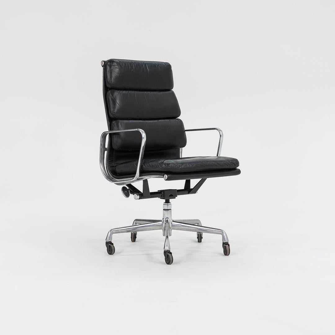 Esta es una Silla de Dirección Eames Aluminum Group Soft Pad, modelo EA437, diseñada inicialmente por Charles and Ray Eames para Herman Miller en 1968. Estos ejemplos datan de 2002. El precio indicado incluye una silla, y tenemos varias disponibles