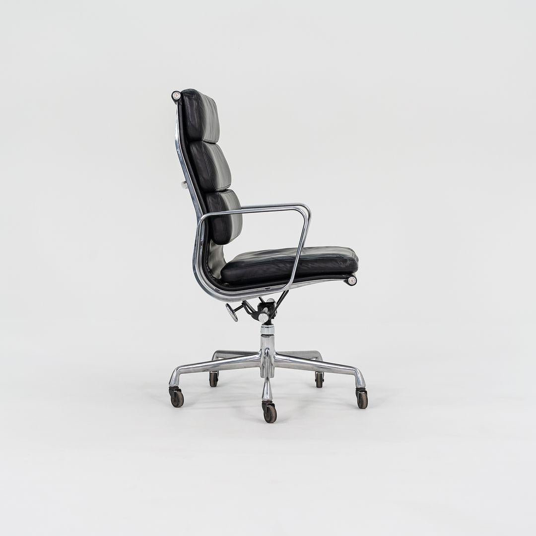 2002 Herman Miller Grupo Eames de aluminio Silla de oficina de cuero con acolchado blando Siglo XXI y contemporáneo en venta