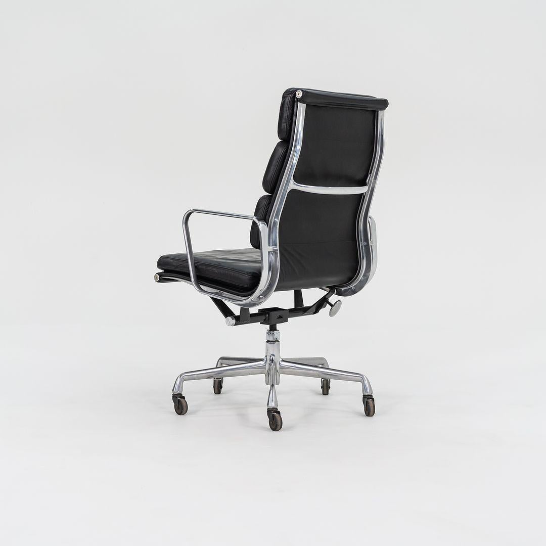 2002 Herman Miller Grupo Eames de aluminio Silla de oficina de cuero con acolchado blando en venta 1