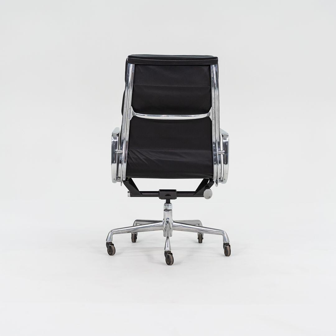 2002 Herman Miller Grupo Eames de aluminio Silla de oficina de cuero con acolchado blando en venta 2