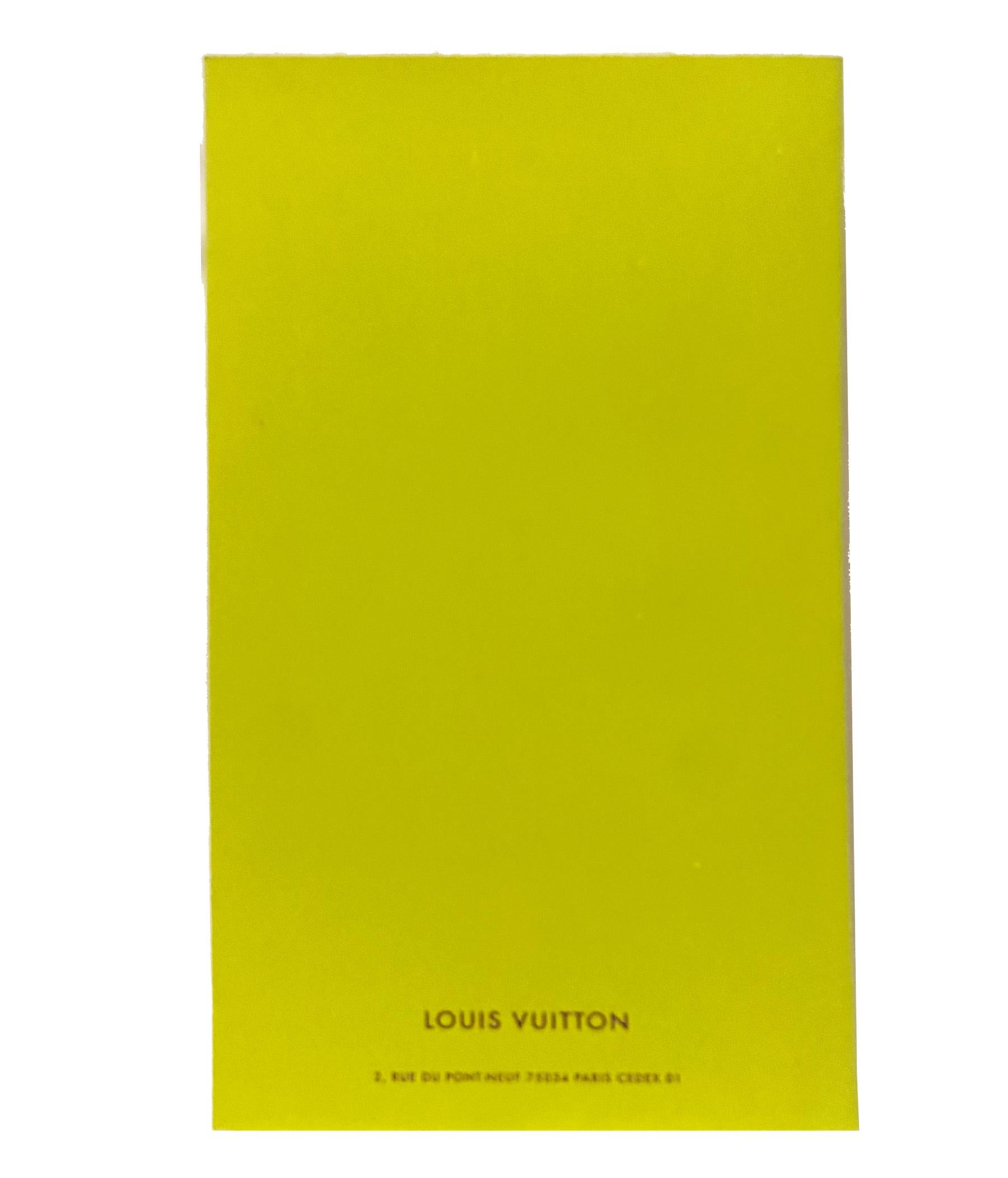 2002 Louis Vuitton City Guide Edizione Francese - Amsterdam Stoccolma Copenhagen Helsinki, copertina in carta pastello Greene & Greene 

Dimensioni: 12,1 x 20,5 x 0,6 cm
Editore: Louis Vuitton
Lingua: Francese
Pagine: 132

Dettagli sulle condizioni: