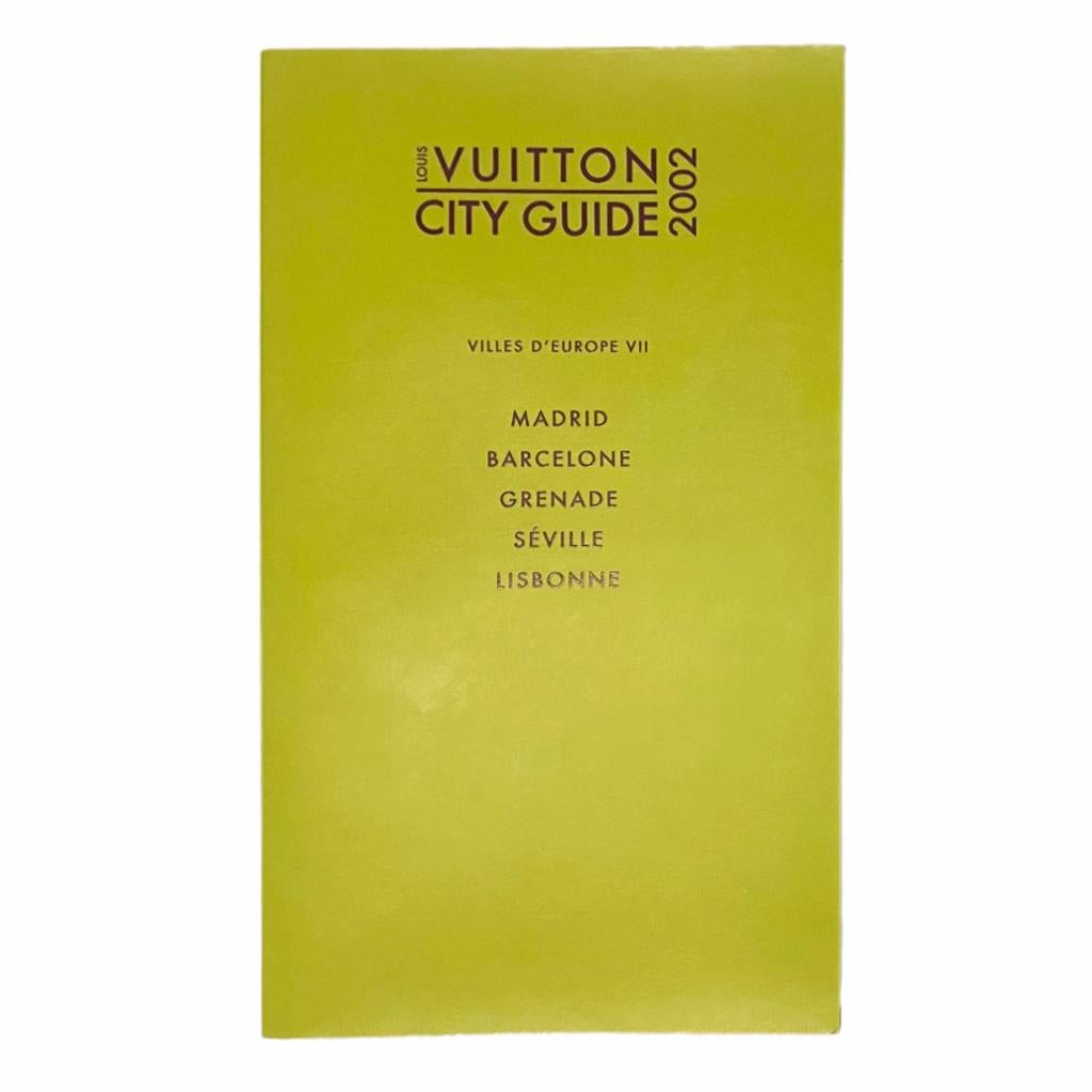 2002 Louis Vuitton City Guide Edizione Francese - Madrid Barcellona Greene & Greene Siviglia Lisbona, Copertina in carta verde pastello 

Dimensioni: 12,1 x 20,5 x 0,6 cm
Editore: Louis Vuitton
Lingua: Francese 
Pagine: 165

Dettagli sulle