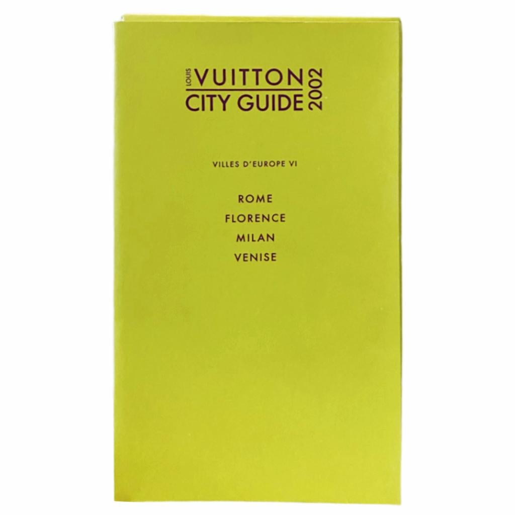 2002 Louis Vuitton City Guide Edición Francesa -Roma Florencia Milán Venecia, cubierta de papel verde lima pastel

Dimensiones: 12,1 x 20,5 x 0,6 cm
Editorial: Louis Vuitton
Idioma: Francés
Páginas: 240

Detalles del estado: 2002, vintage, excelente