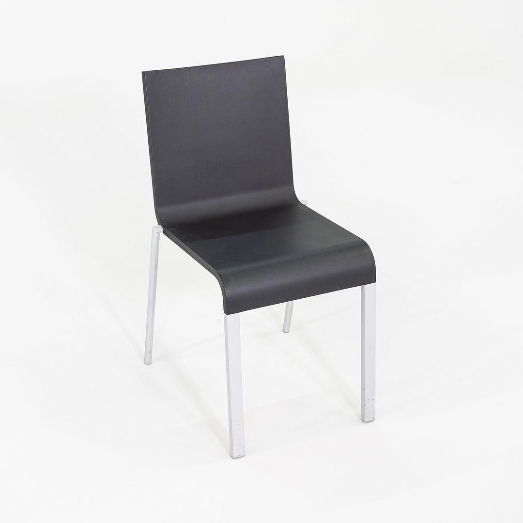 Dies sind die stapelbaren Beistellstühle .03, die ursprünglich von Maarten Van Severen 1998 entworfen wurden. Diese Exemplare wurden 2002 von Vitra in Italien hergestellt. Die Stühle bestehen aus einem Stahlrahmen mit Hinterbeinen aus Stahl,