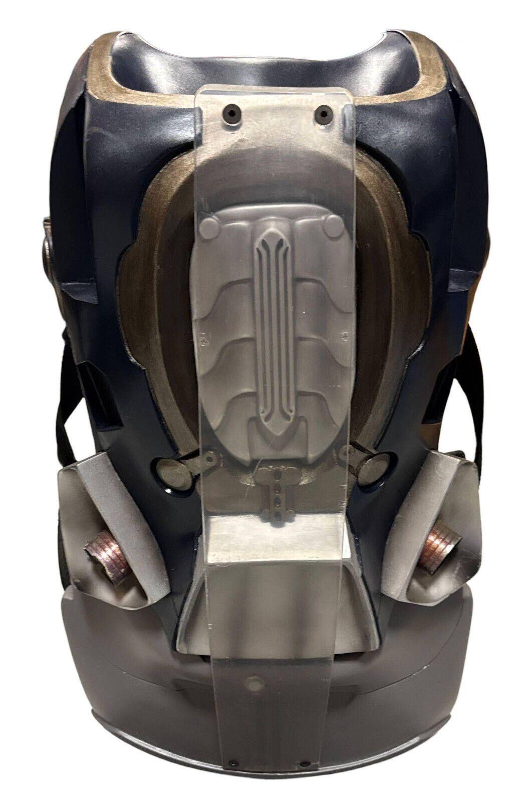Le fauteuil futuriste original en fibre de verre du film Minority Report 2002 a été utilisé lors du tournage du film original. La chaise est composée d'un corps en fibre de verre, de sangles en nylon et d'une ceinture munie d'une boucle en acier en