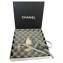 2002 NWT Chanel Camelia Resin Necklace