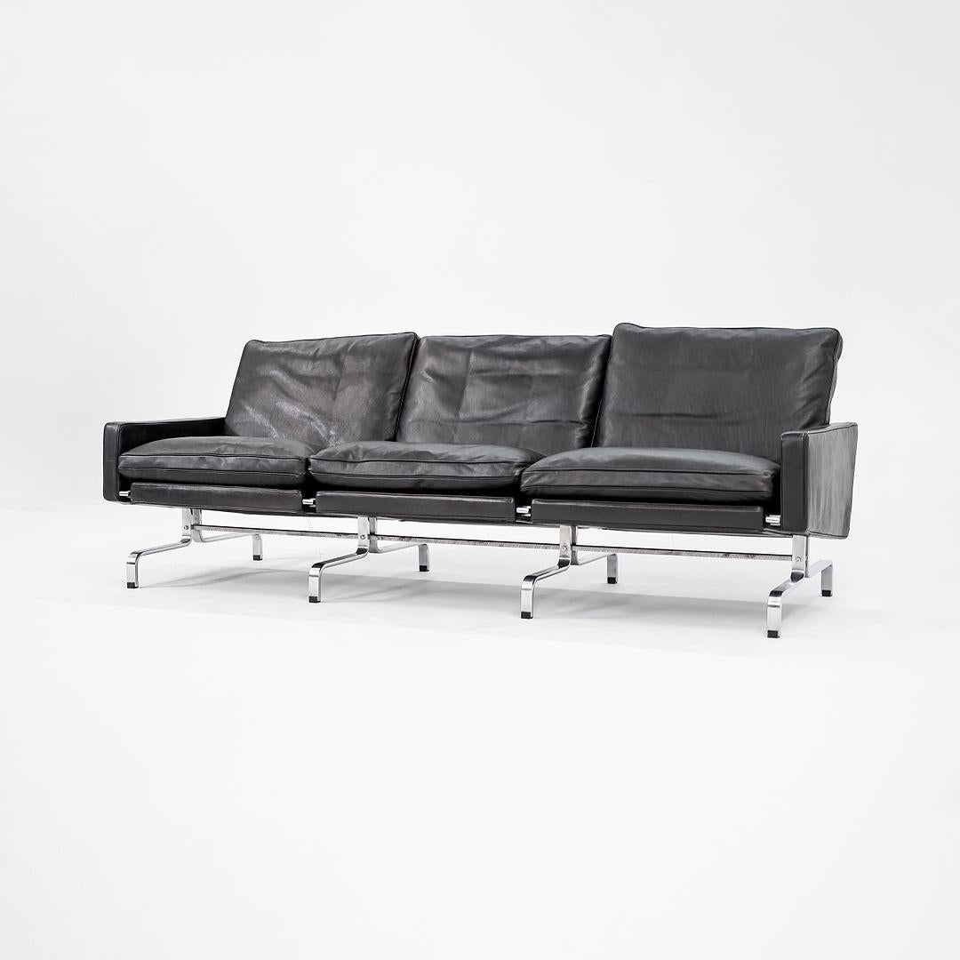 Dies ist ein Poul Kjaerholm PK31 3-Sitzer-Sofa, das ursprünglich von Poul Kjaerholm für Fritz Hansen im Jahr 1958 entworfen wurde. Dieses Exemplar wurde 2002 in Dänemark hergestellt. Wir haben derzeit zwei passende PK31-Sofas in schwarzem Leder in