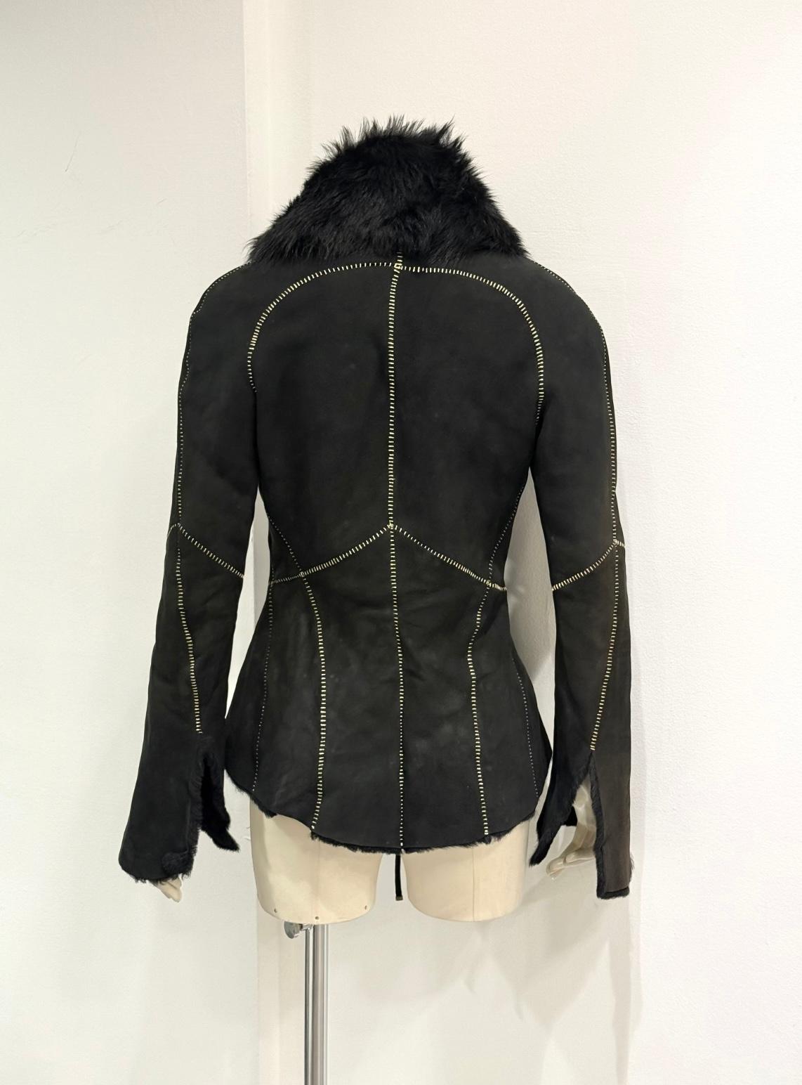 2002 Roberto Cavalli - Veste ajustée en shearling avec col en fourrure véritable

Cette veste Roberto Cavalli 2002 est l'expression luxueuse du glamour du début des années 2000. Confectionné en shearling noir doux et doté d'une silhouette sculptée